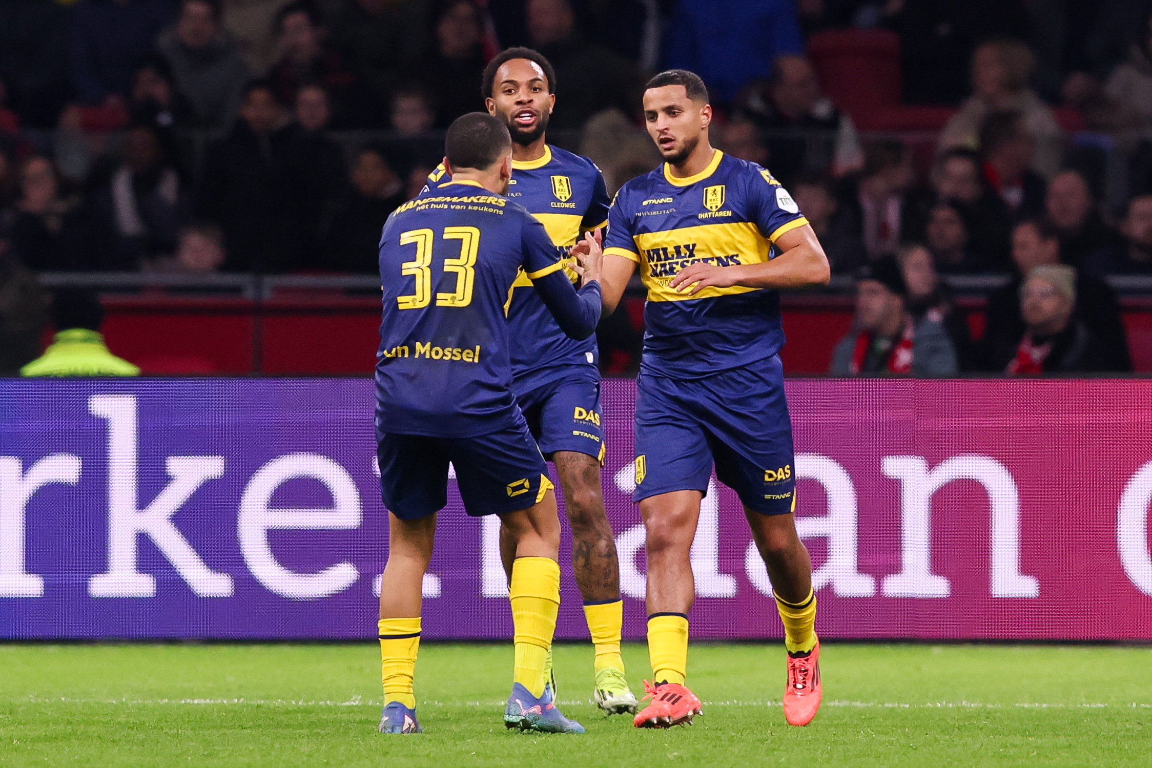 Mohamed Ihattaren wordt gefeliciteerd na zijn goal