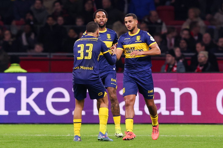 Mohamed Ihattaren wordt gefeliciteerd na zijn goal
