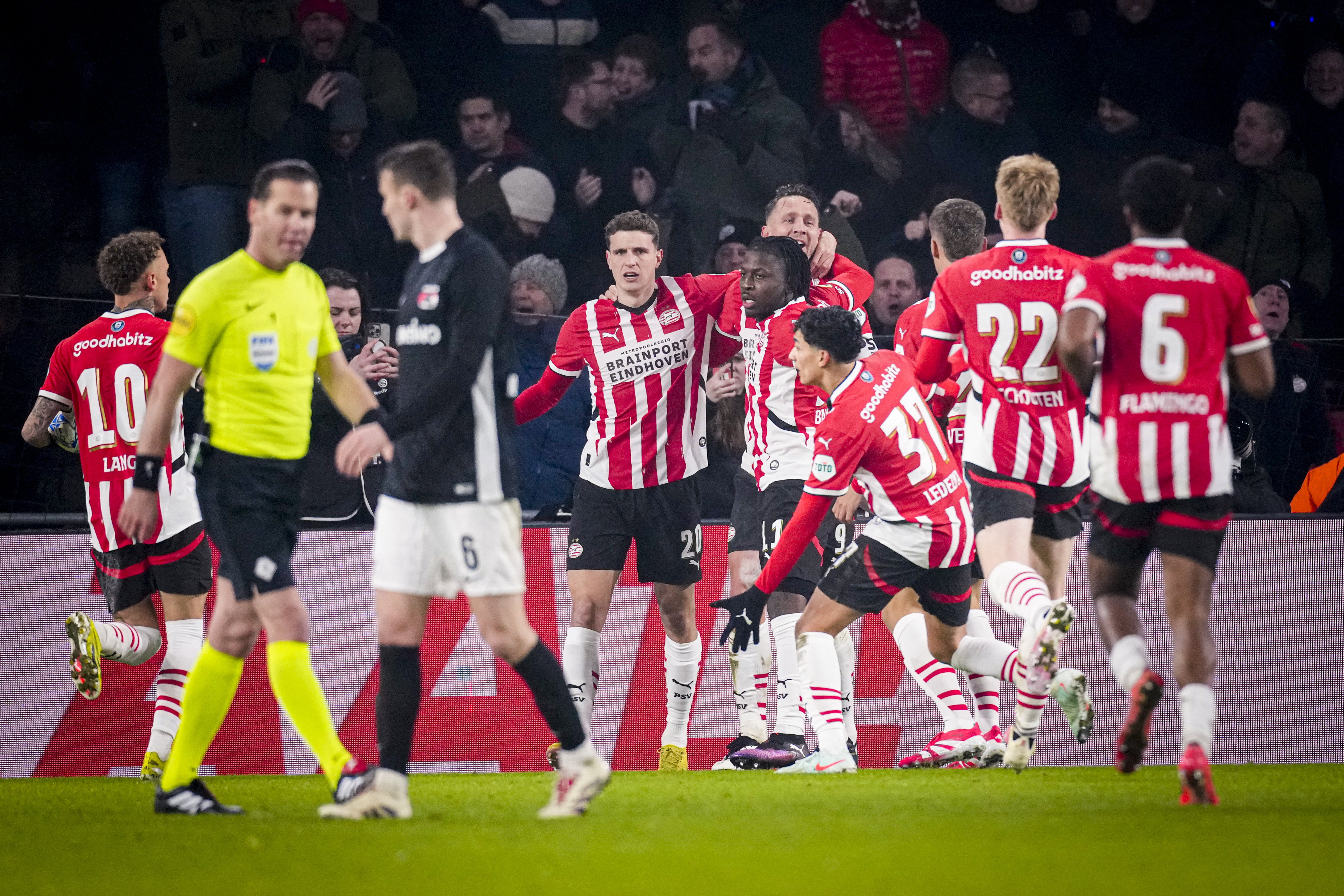 PSV viert een treffer tegen AZ