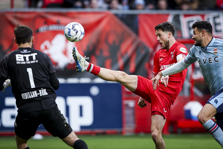 Ricky van Wolfswinkel scoort tegen Willem II