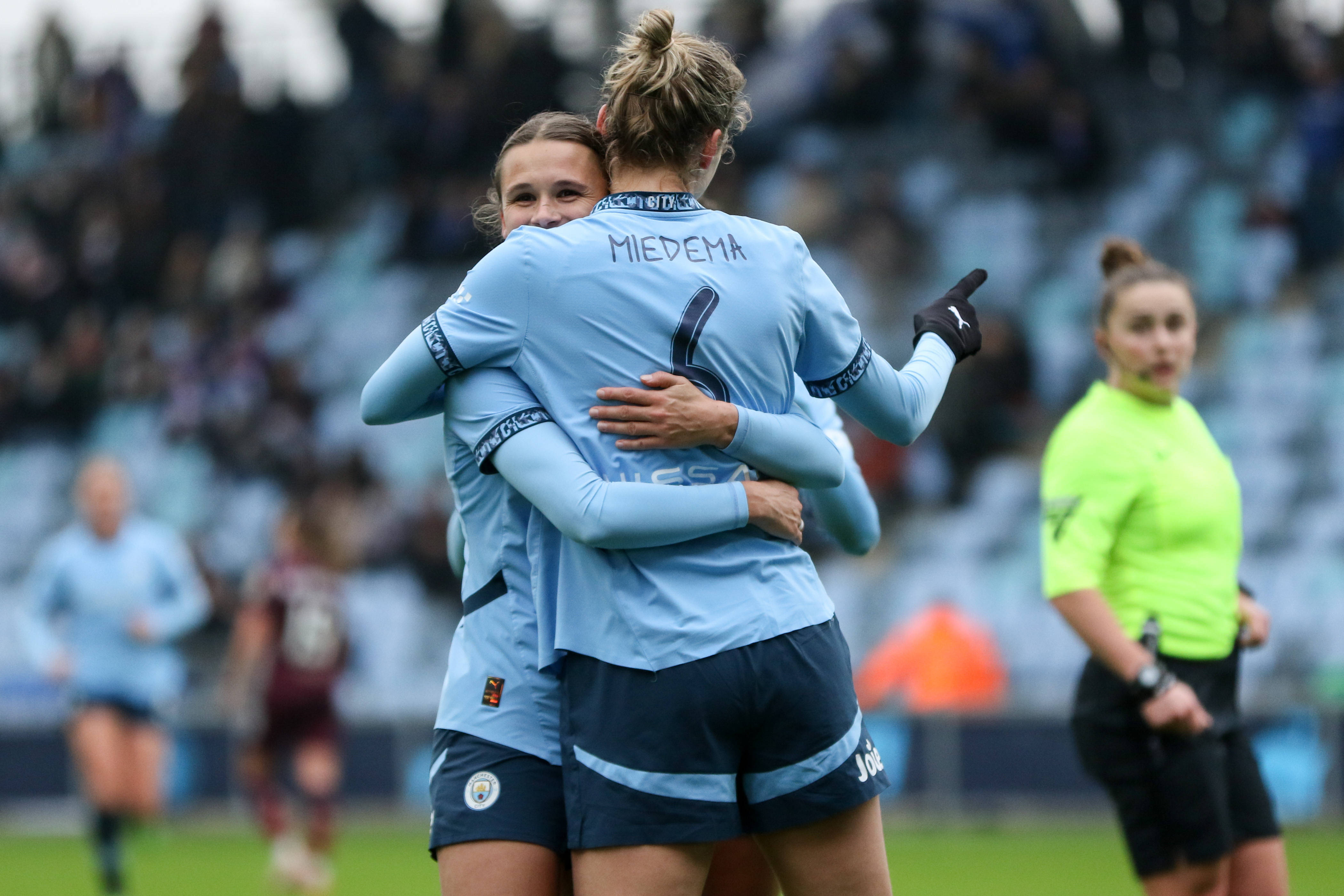 Vivianne Miedema juicht met Kerstin Casparij na een goal voor Manchester City