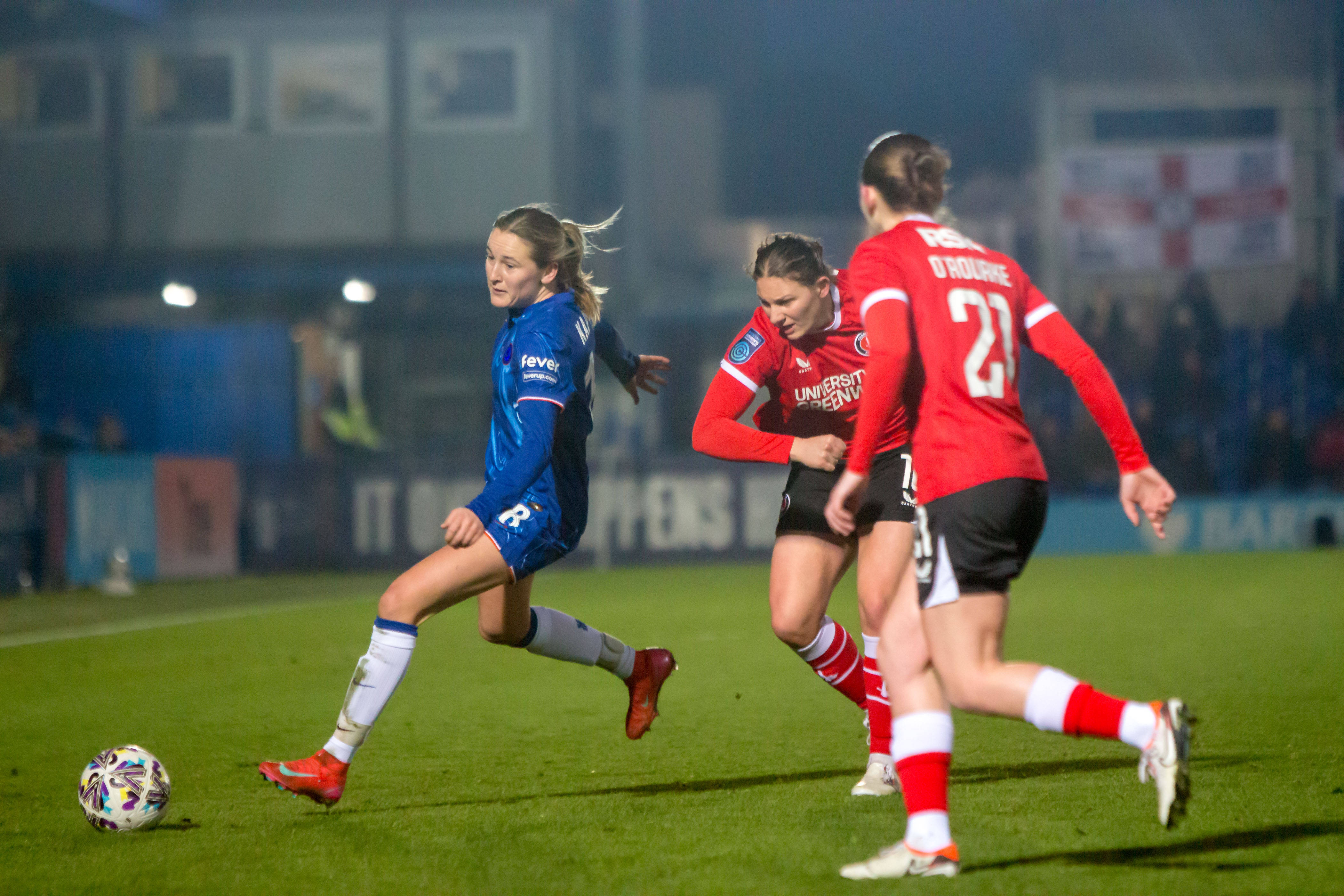 Wieke Kaptein (Chelsea) in actie tegen Charlton Athletic