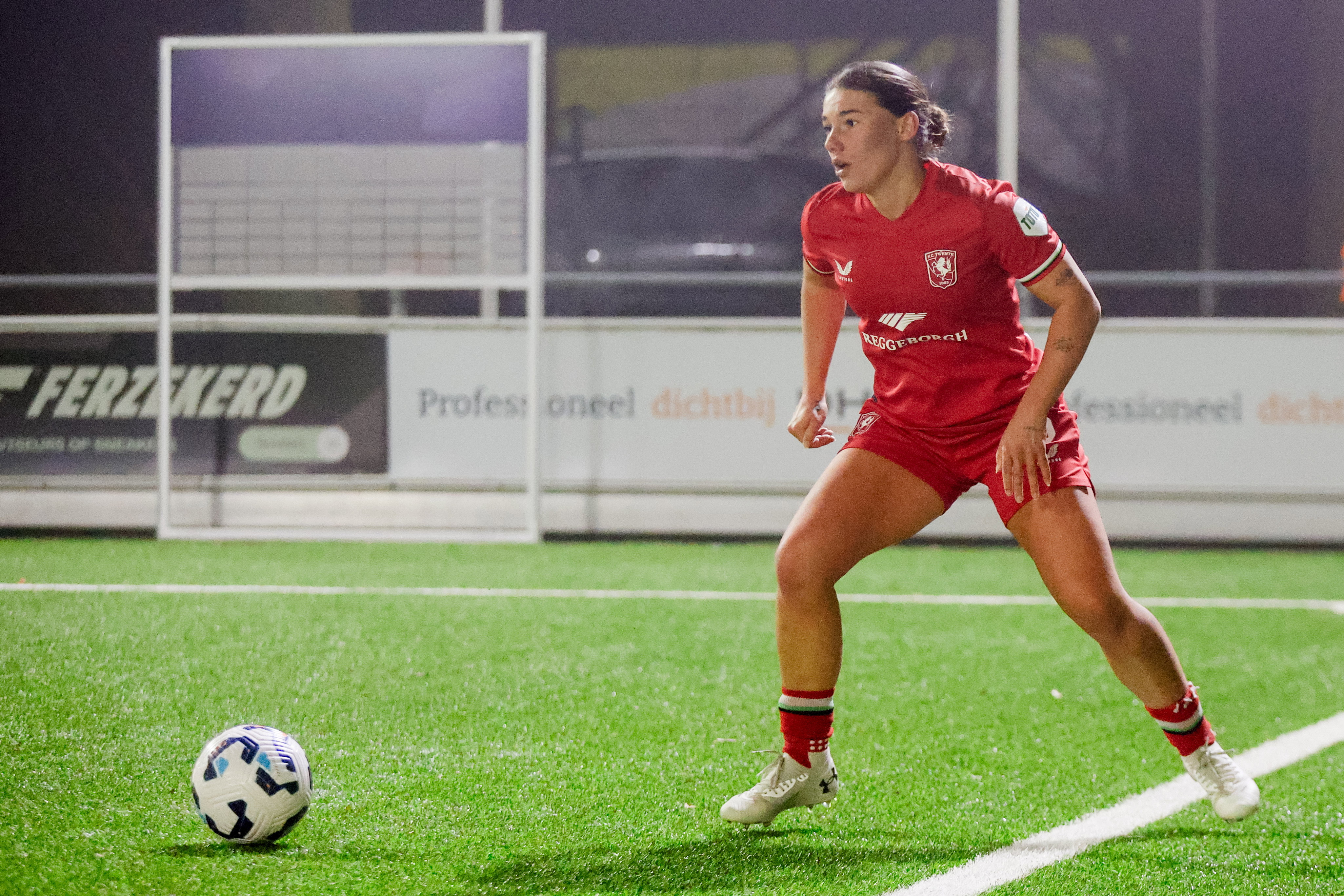 Lynn Groenewegen aan de bal namens FC Twente