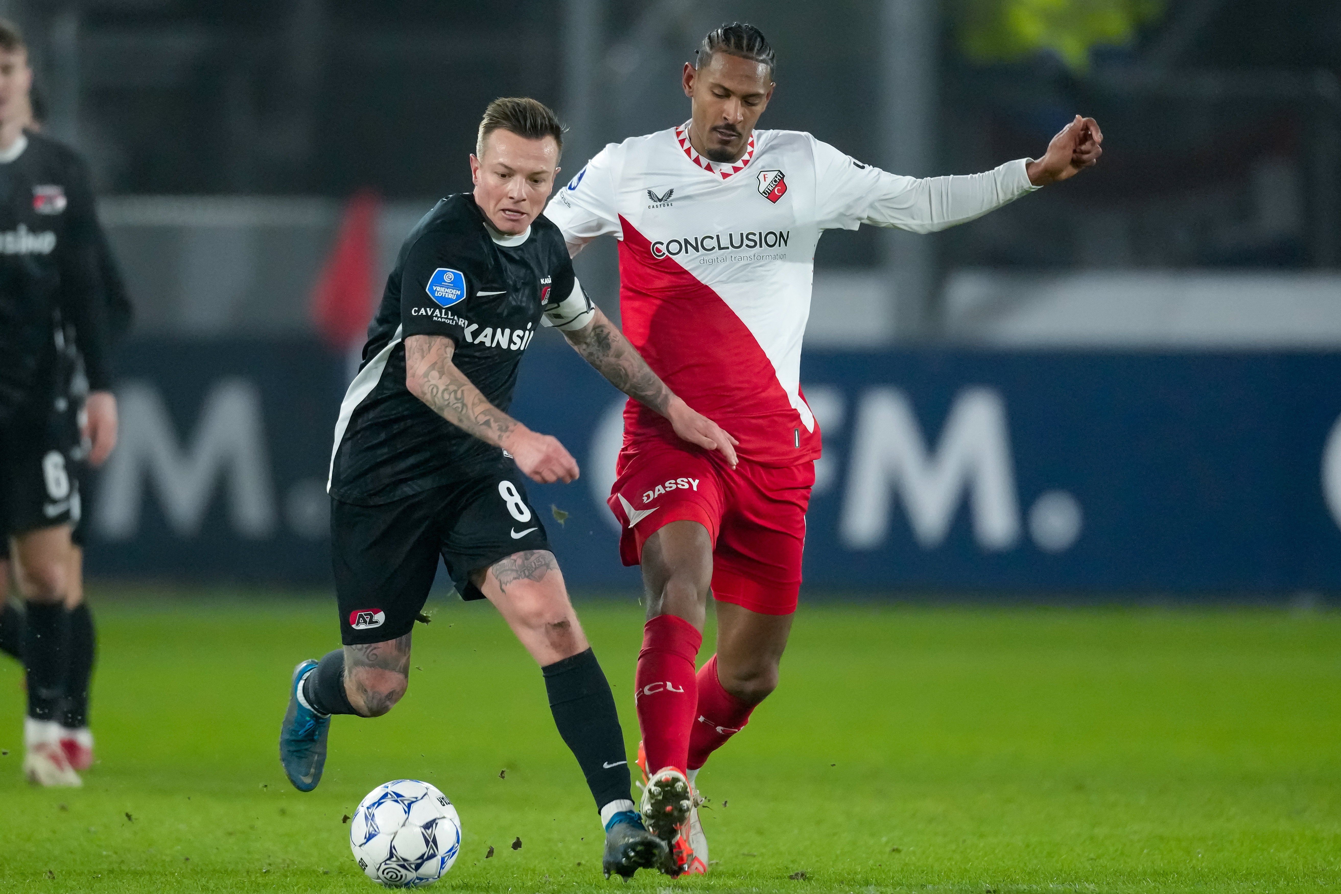 Sébastien Haller (FC Utrecht) in duel met Jordy Clasie (AZ)