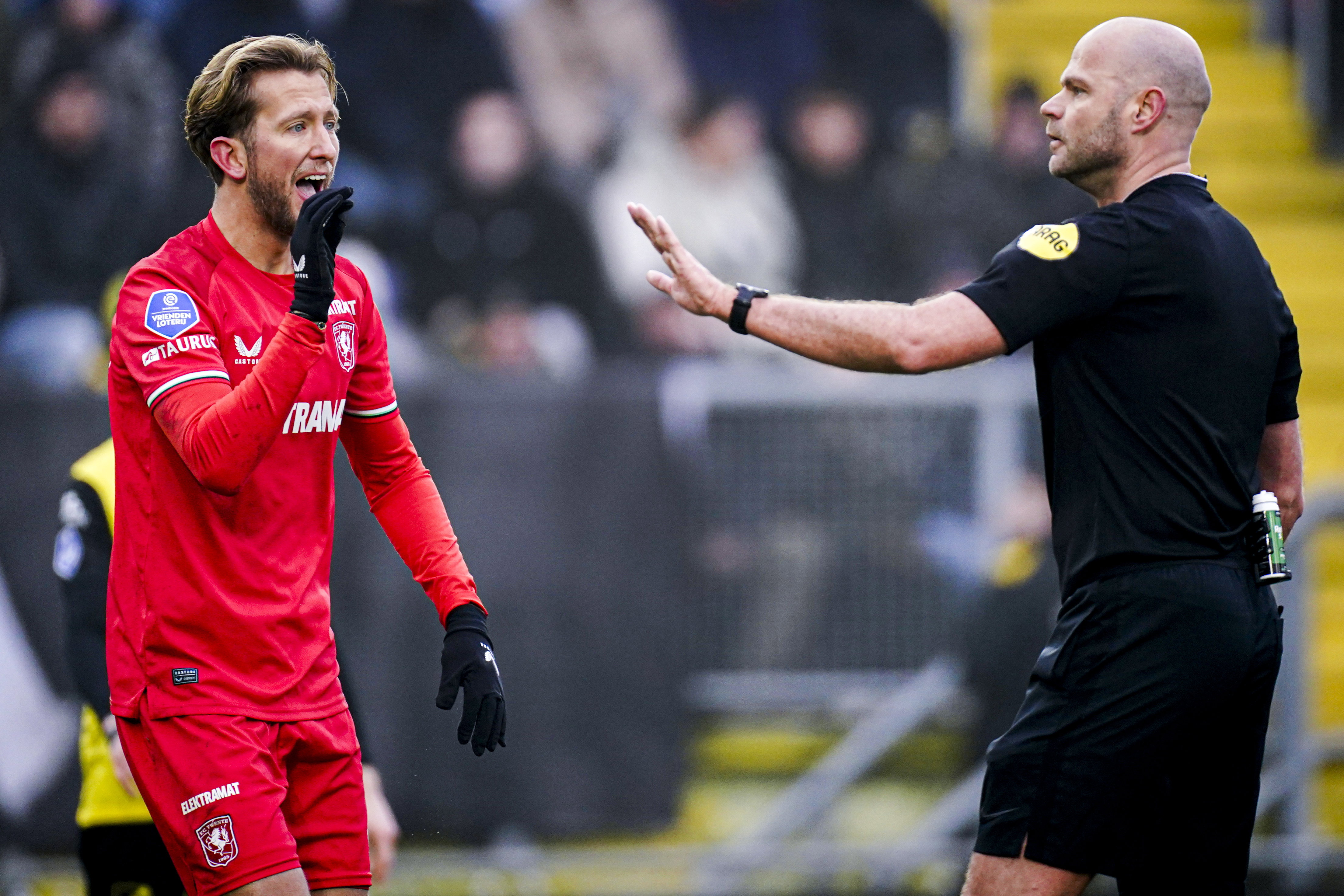 Michel Vlap beklaagt zich bij scheidsrechter Rob Dieperink