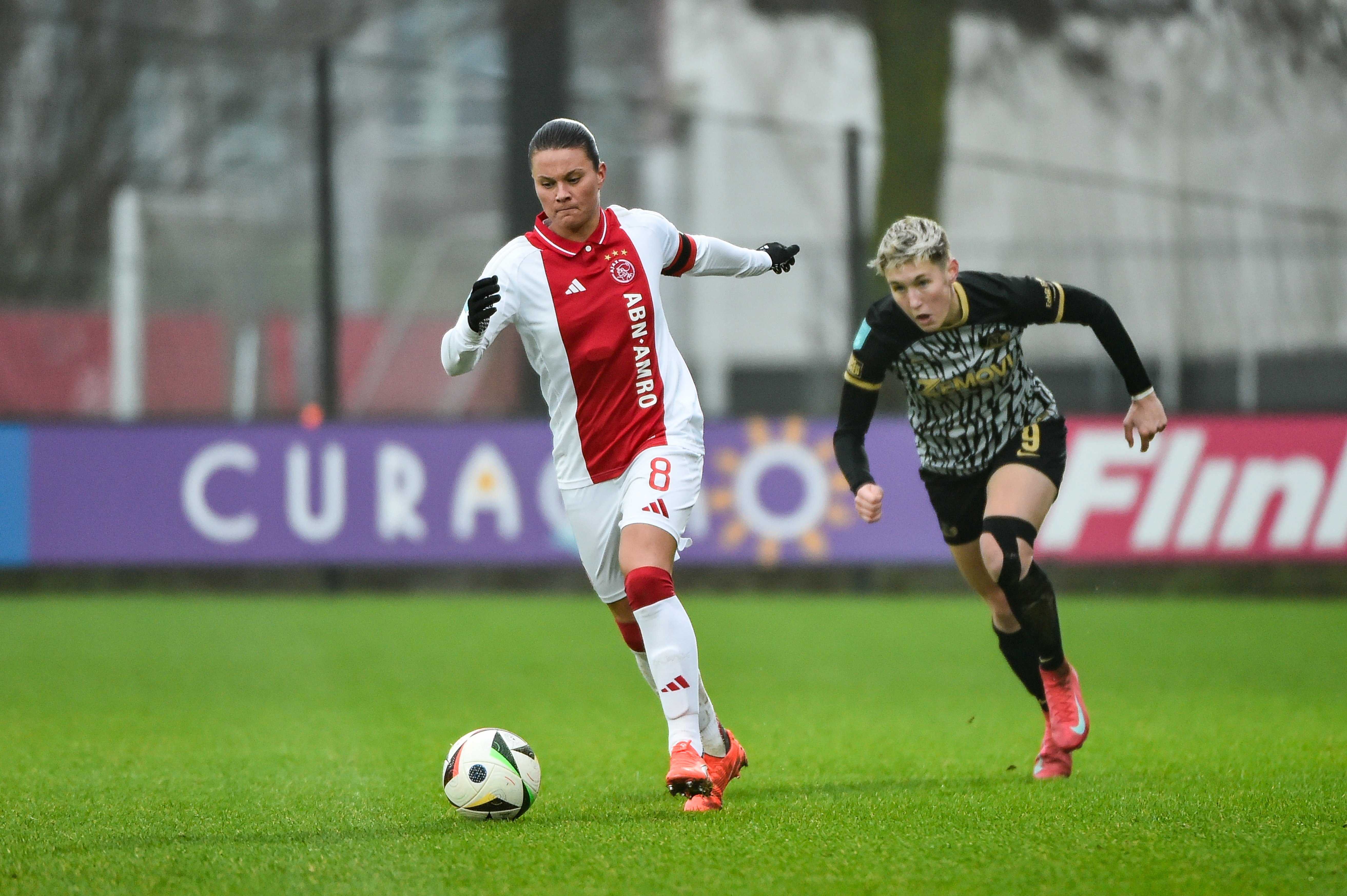Sherida Spitse (Ajax) in het duel met AZ