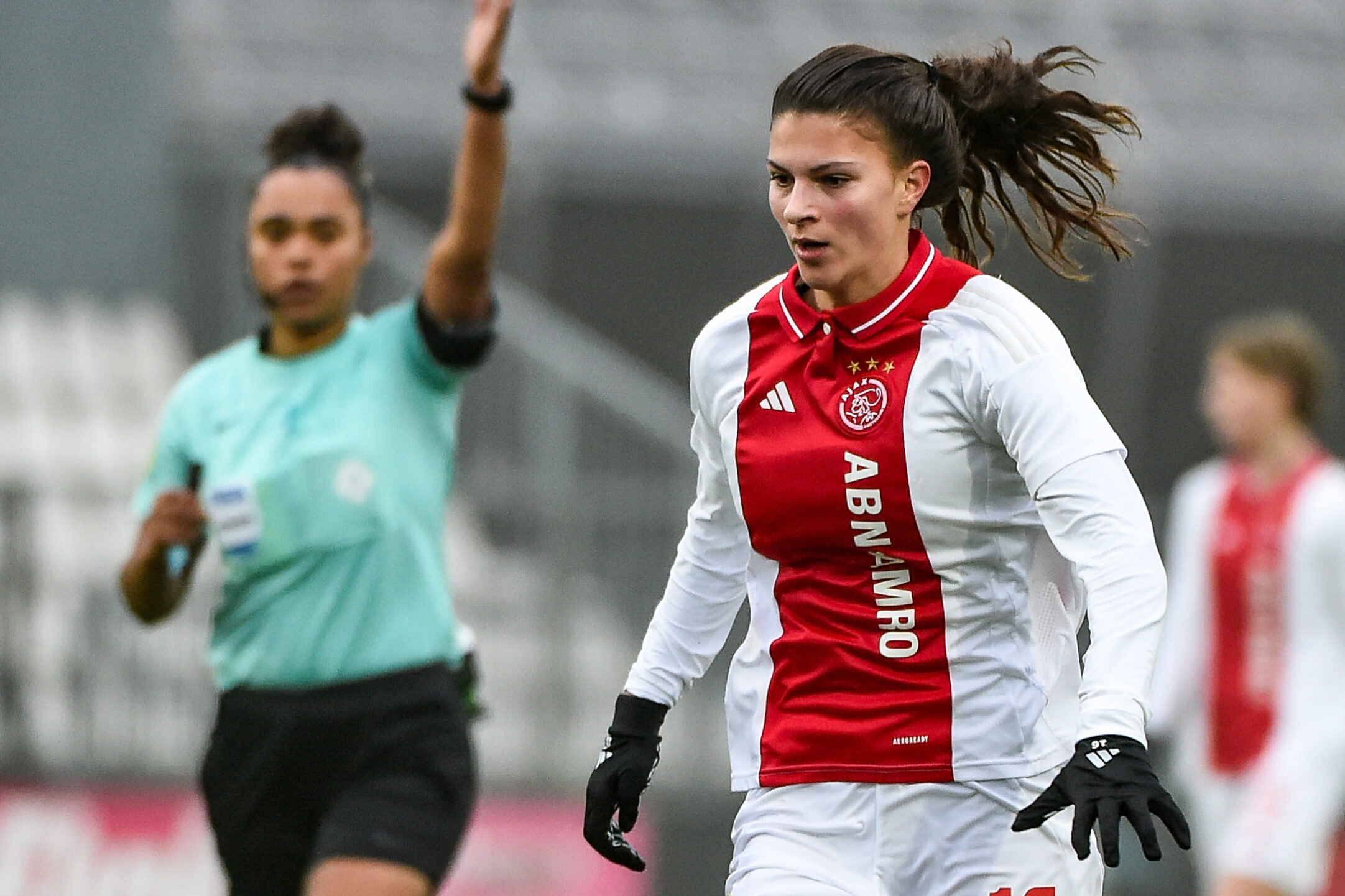 Danique Noordman aan de bal namens Ajax