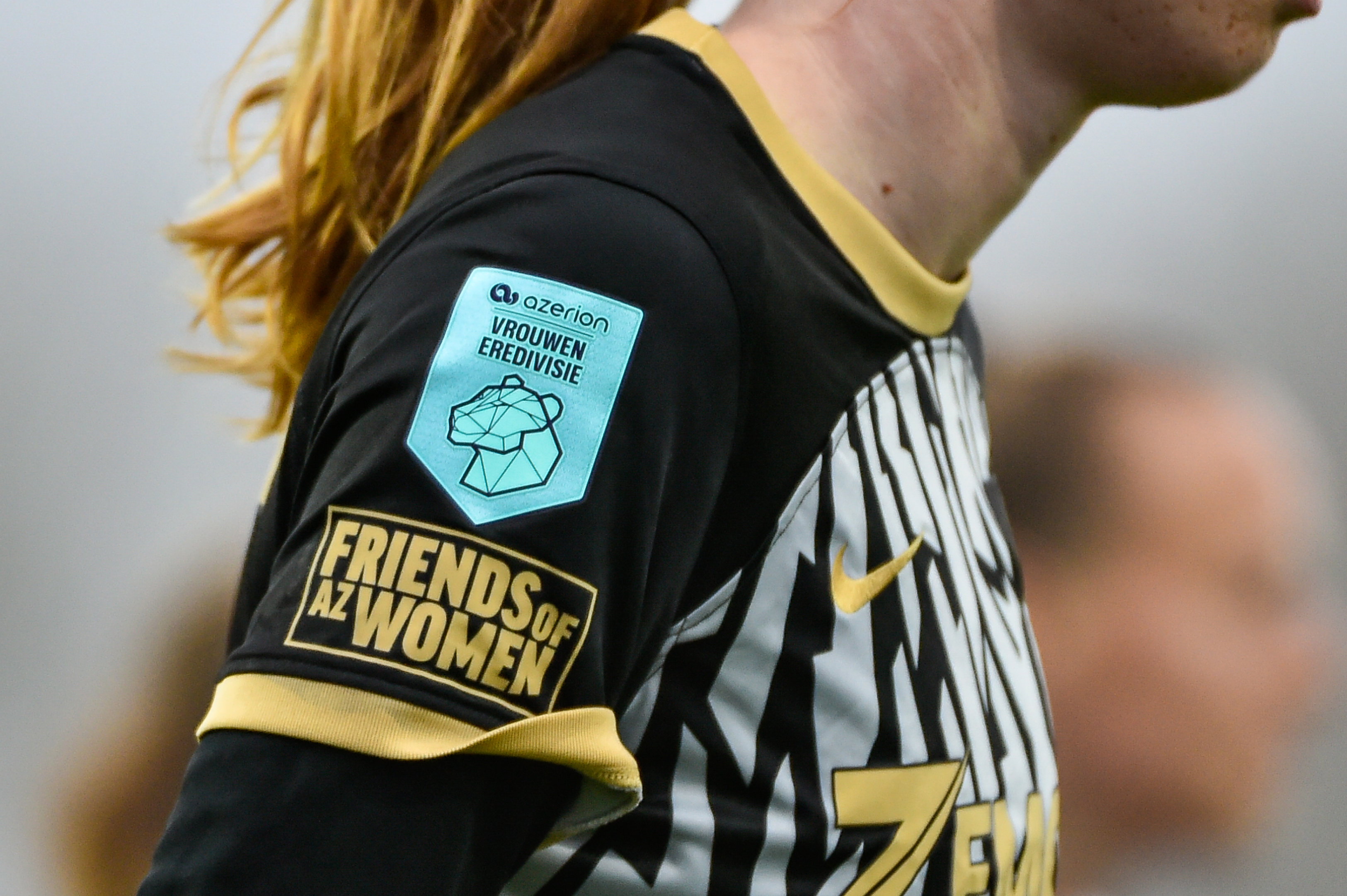 Het logo van de Azerion Vrouwen Eredivisie op het shirt van AZ