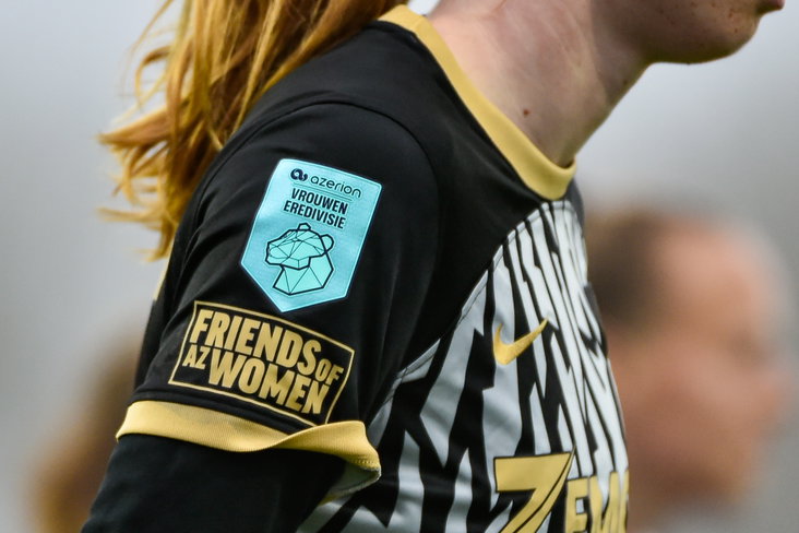 Het logo van de Azerion Vrouwen Eredivisie op het shirt van AZ