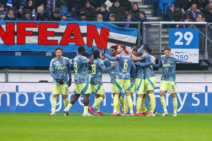 Ajax viert doelpunt in Abe Lenstra Stadion