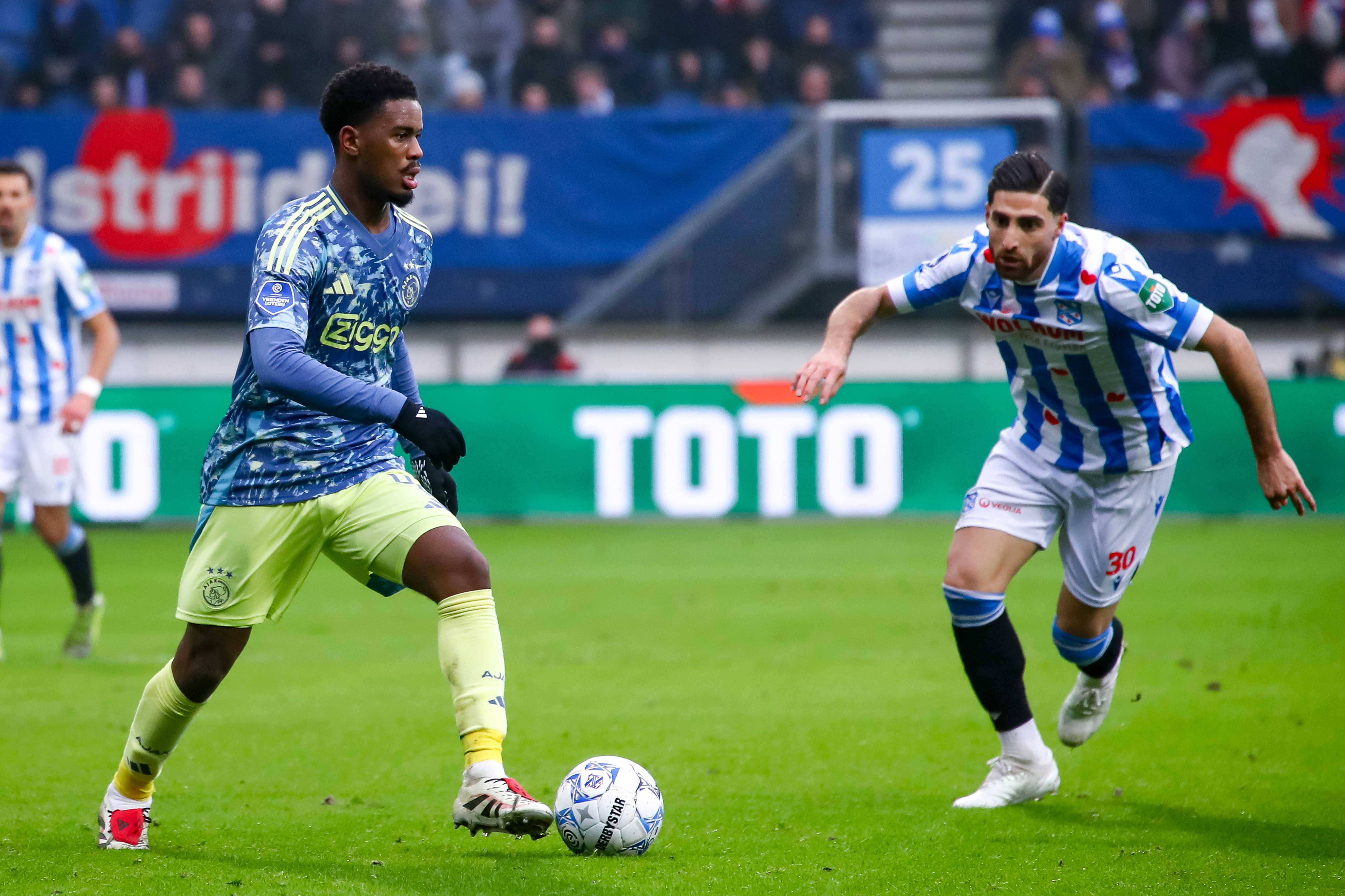 Jorrel Hato in duel met Alireza Jahanbakhsh