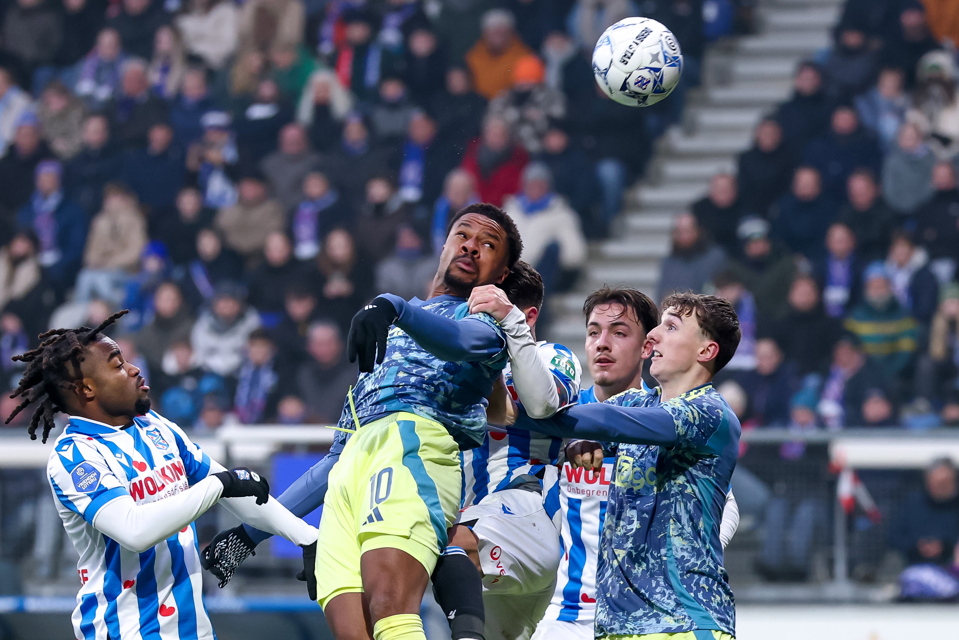 Chuba Akpom kopt raak