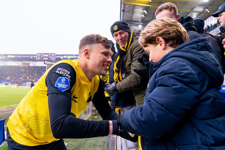 Sydney van Hooijdonk met een NAC-fan