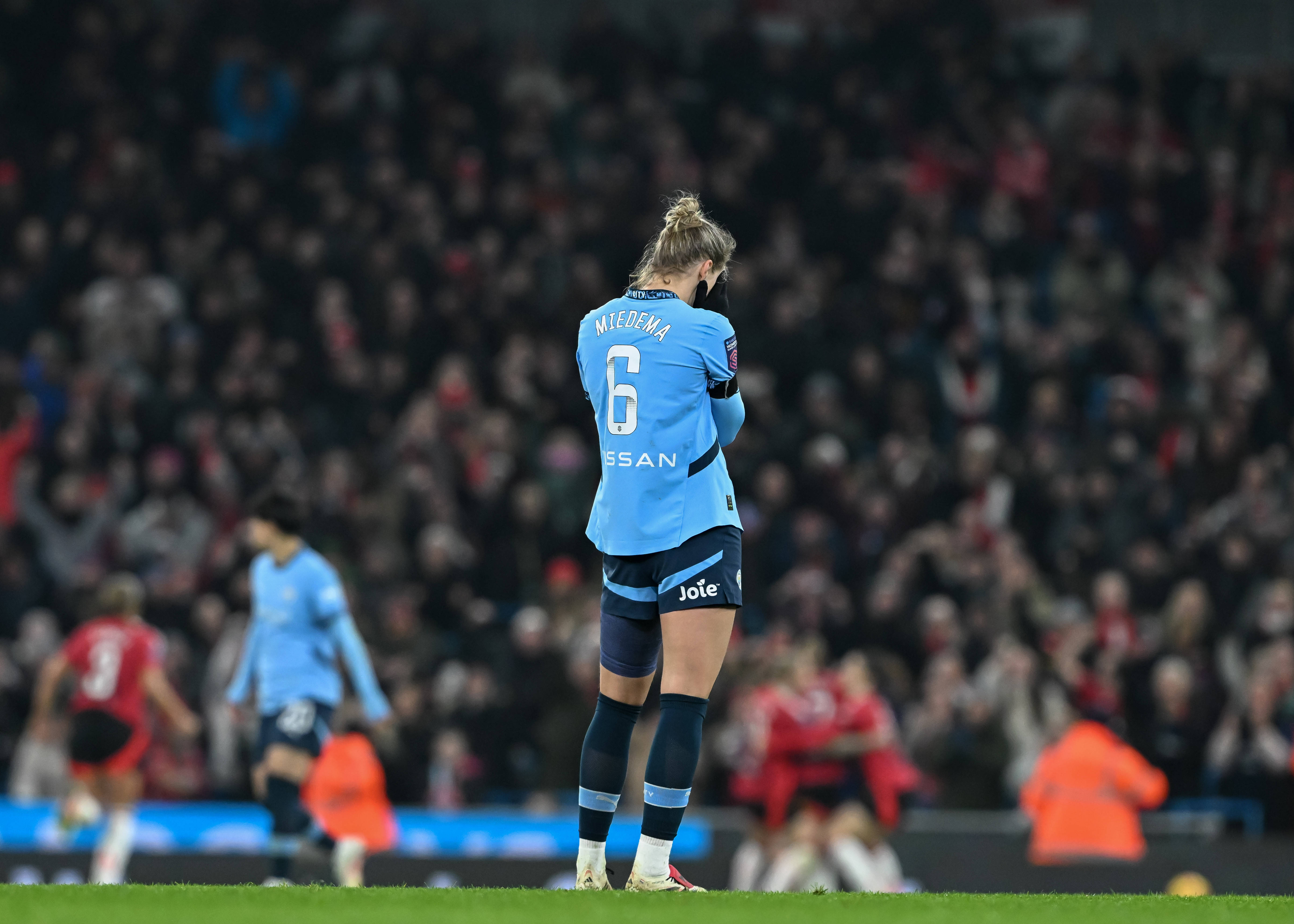 Vivianne Miedema (Manchester City) baalt na een goal van Manchester United