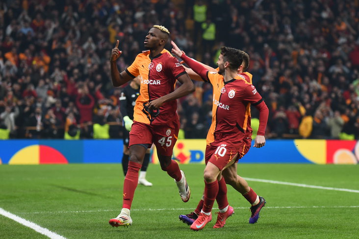 Victor Osimhen viert treffer