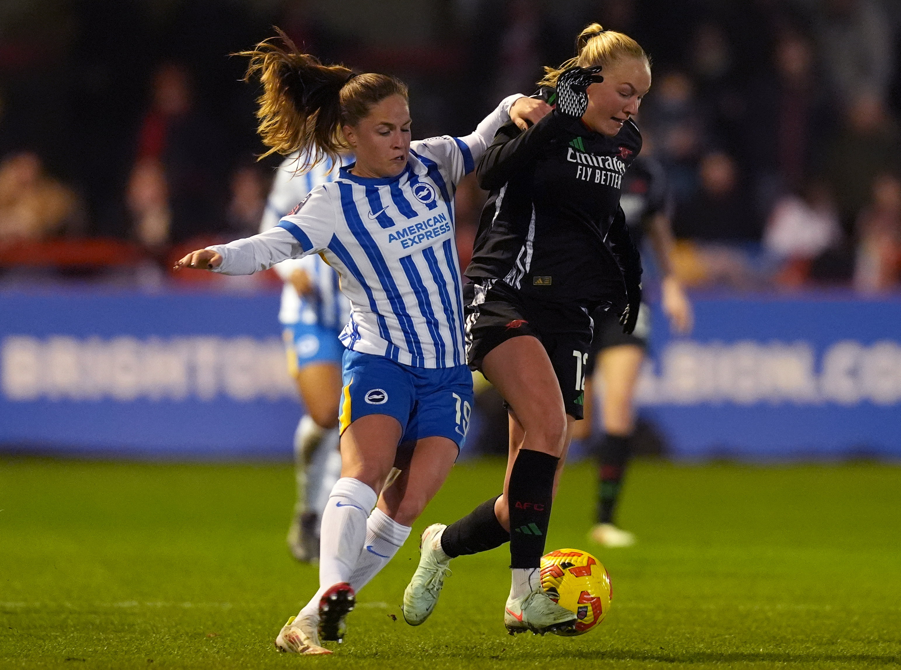 Marisa Olislagers (Brighton & Hove Albion) in duel met Frida Maanum (Arsenal)