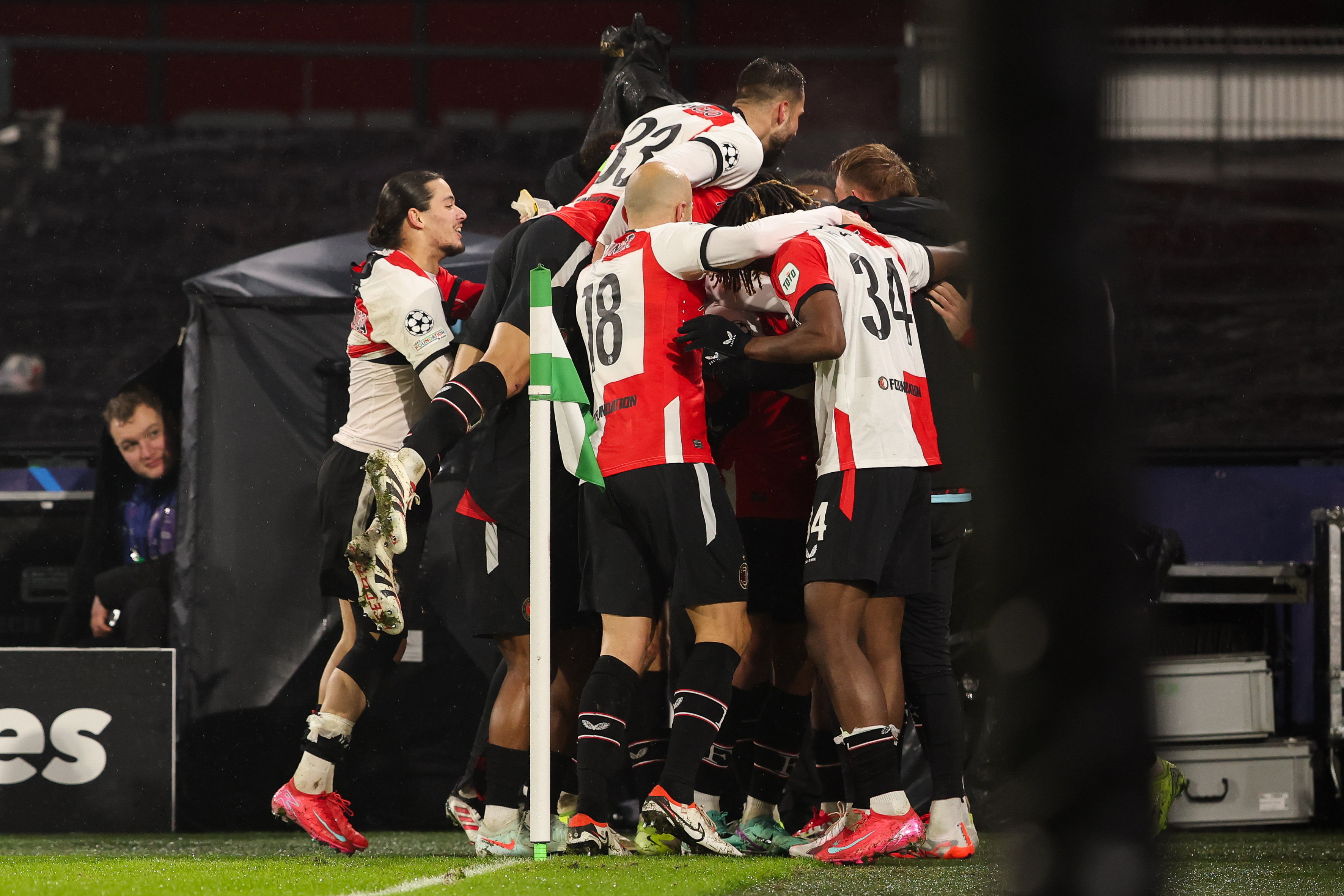 Feyenoord viert feest na de 3-0 tegen Bayern München