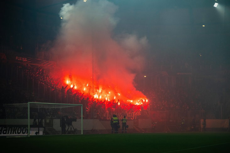 Fakkels in het FC Twente-vak bij Malmö FF