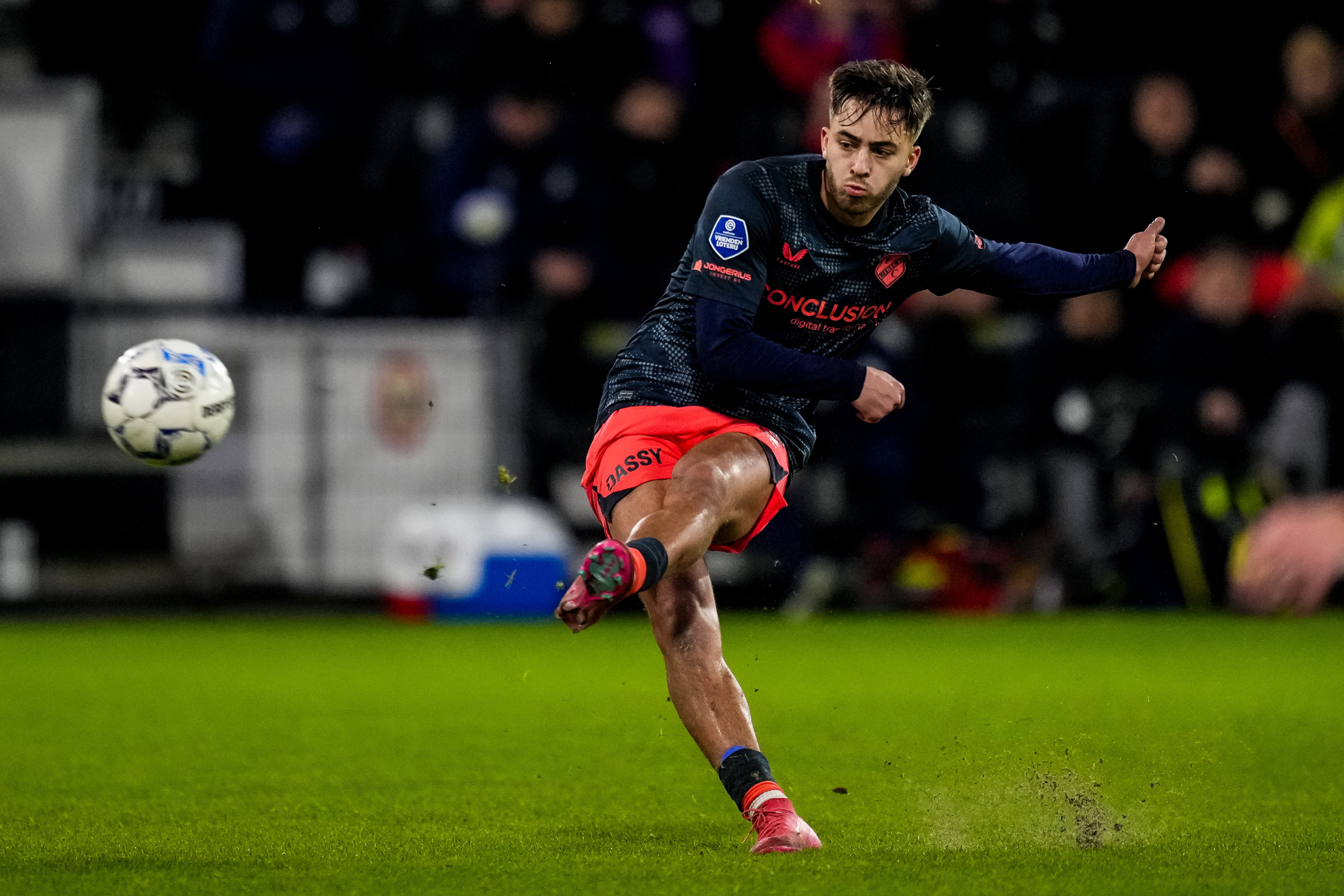 Souffian El Karouani schoot raak tegen Heracles Almelo