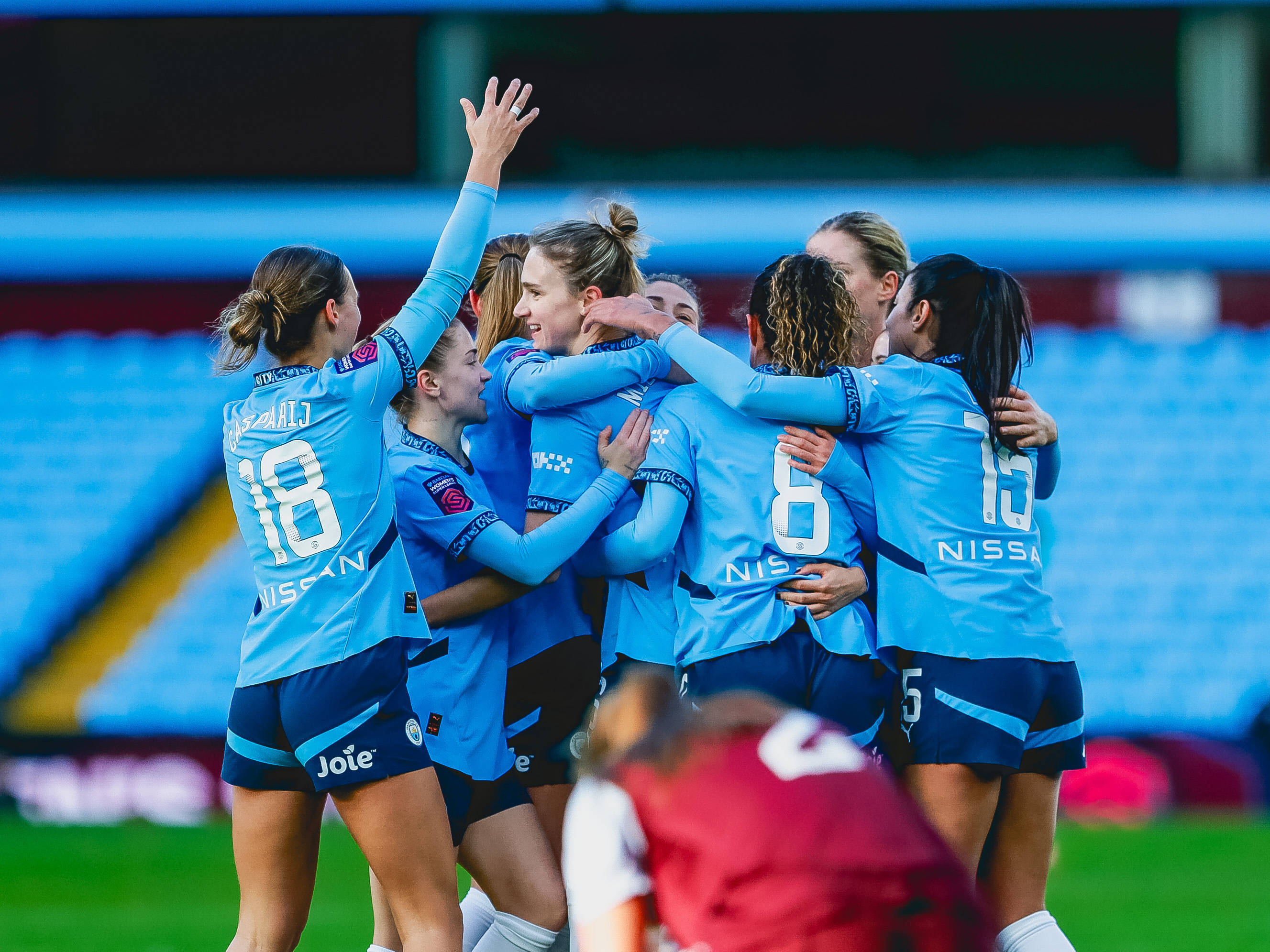 Vivianne Miedema (Manchester City) wordt gefeliciteerd met haar fraaie goal tegen Aston Villa
