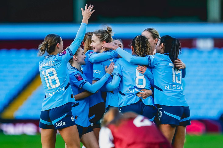 Vivianne Miedema (Manchester City) wordt gefeliciteerd met haar fraaie goal tegen Aston Villa
