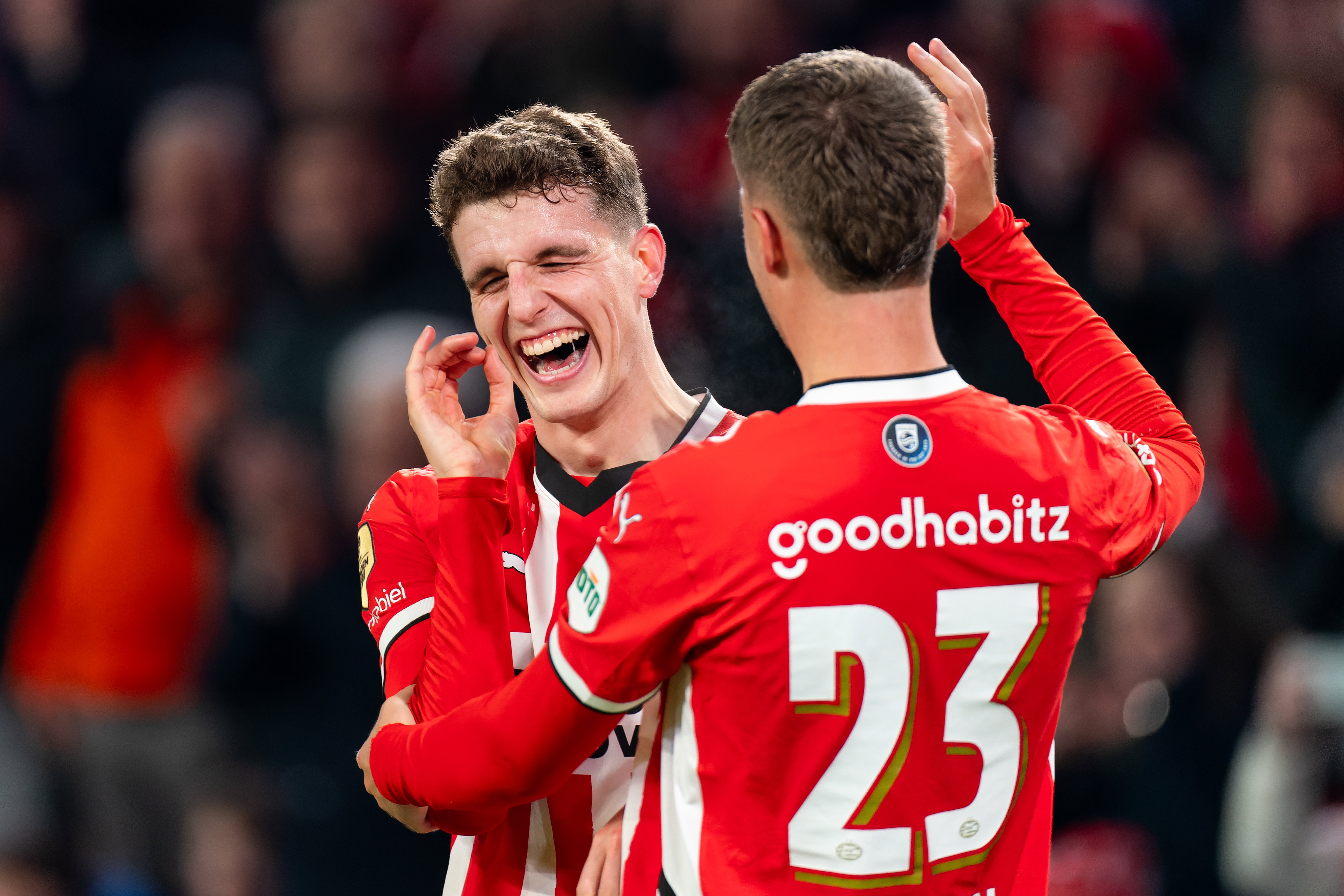 Guus Til dolt met Joey Veerman