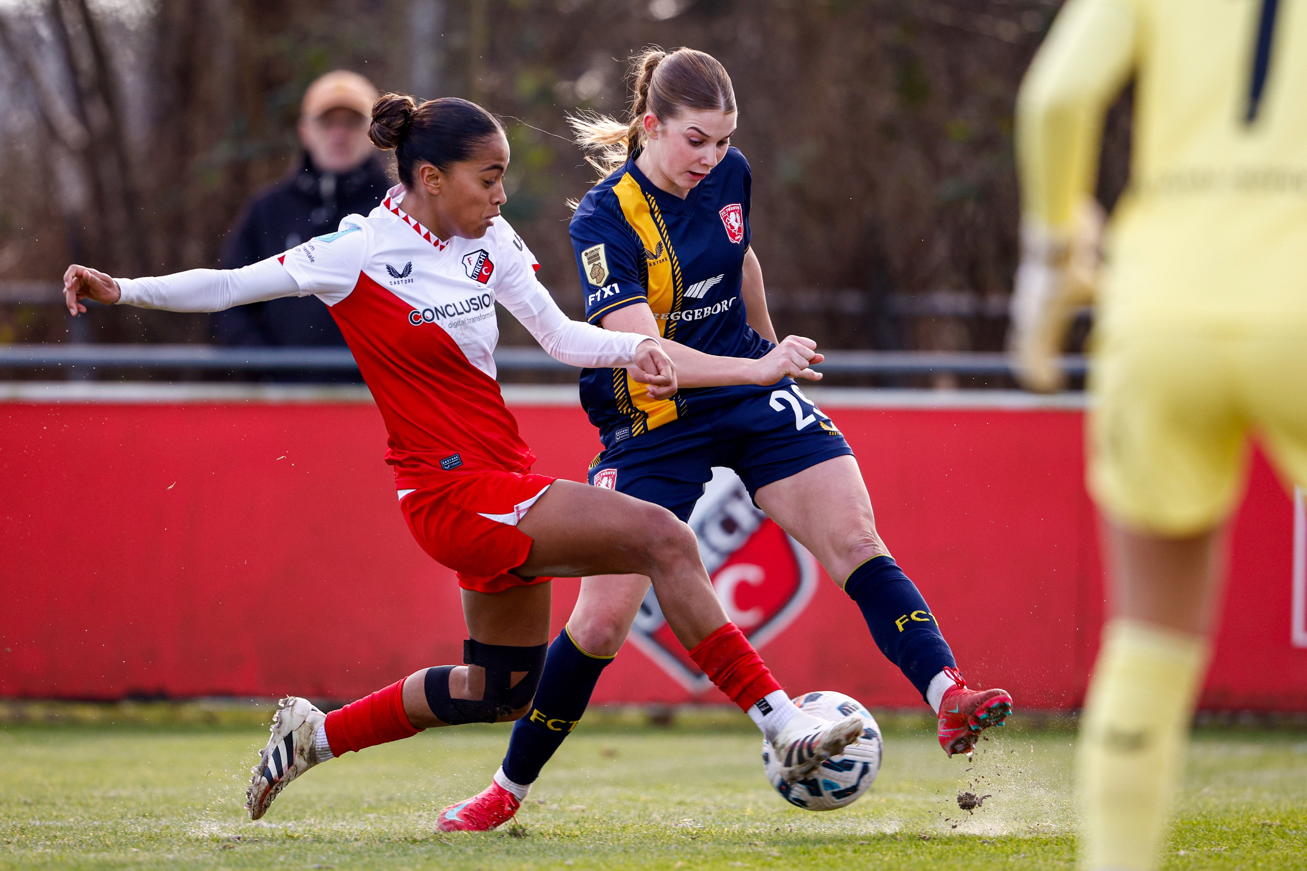 Joni Paliama (FC Utrecht) in duel met Rose Ivens (FC Twente)
