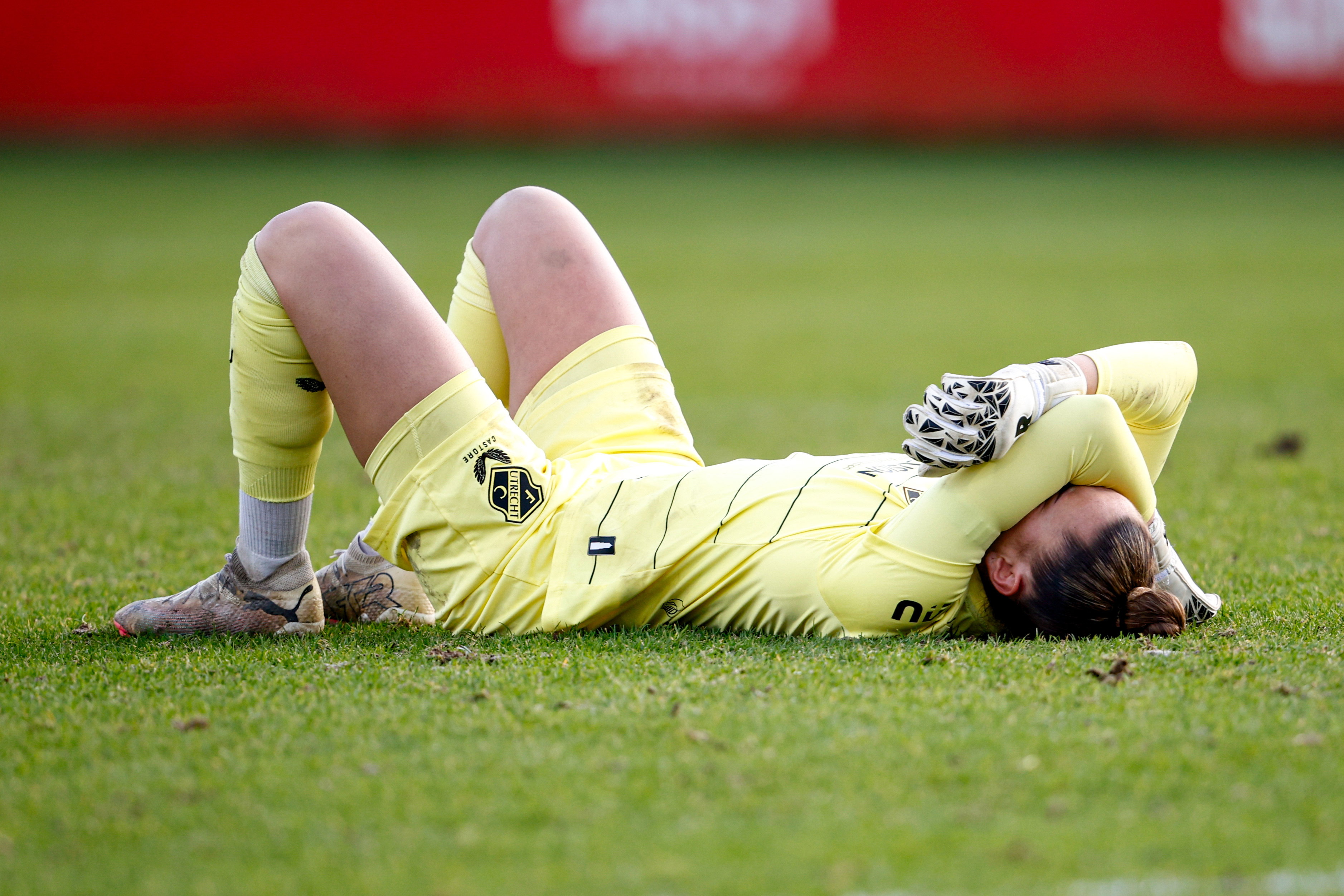 FC Utrecht-keepster Femke Bastiaen is teleurgesteld na de nederlaag tegen FC Twente