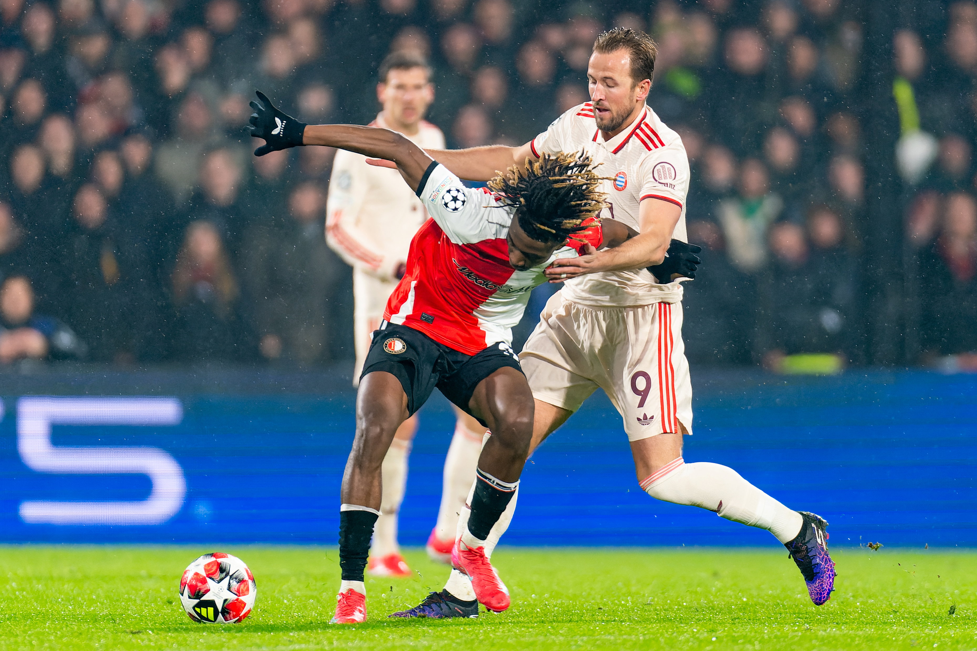 Chris-Kevin Nadje in duel met Harry Kane