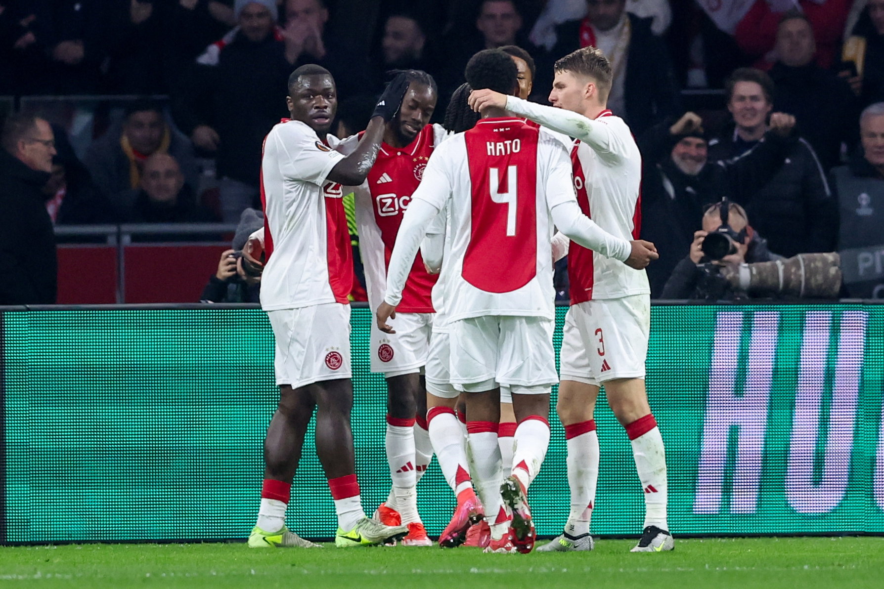 Ajax juicht na een doelpunt tegen Galatasaray