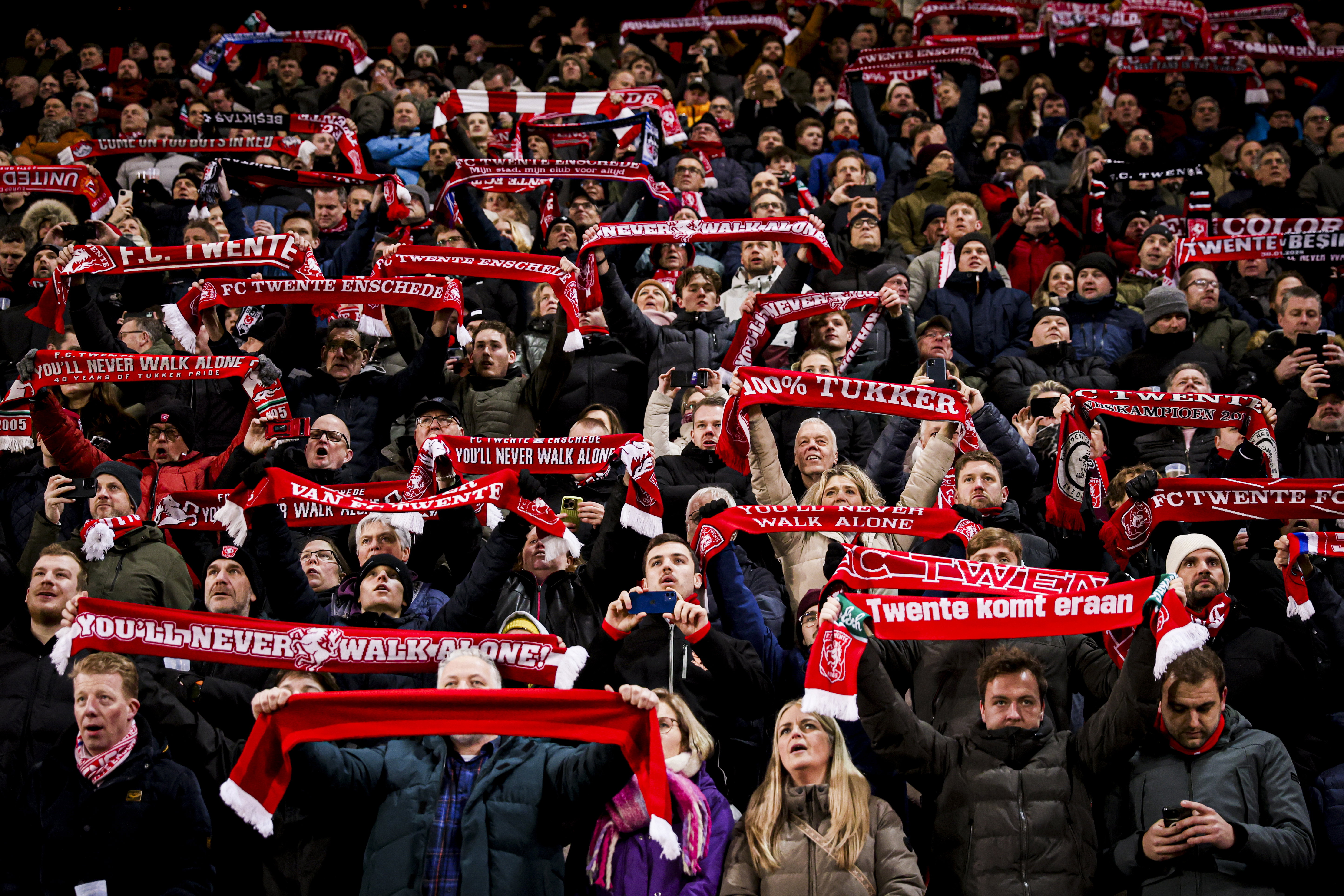 FC Twente-supporters met sjaals