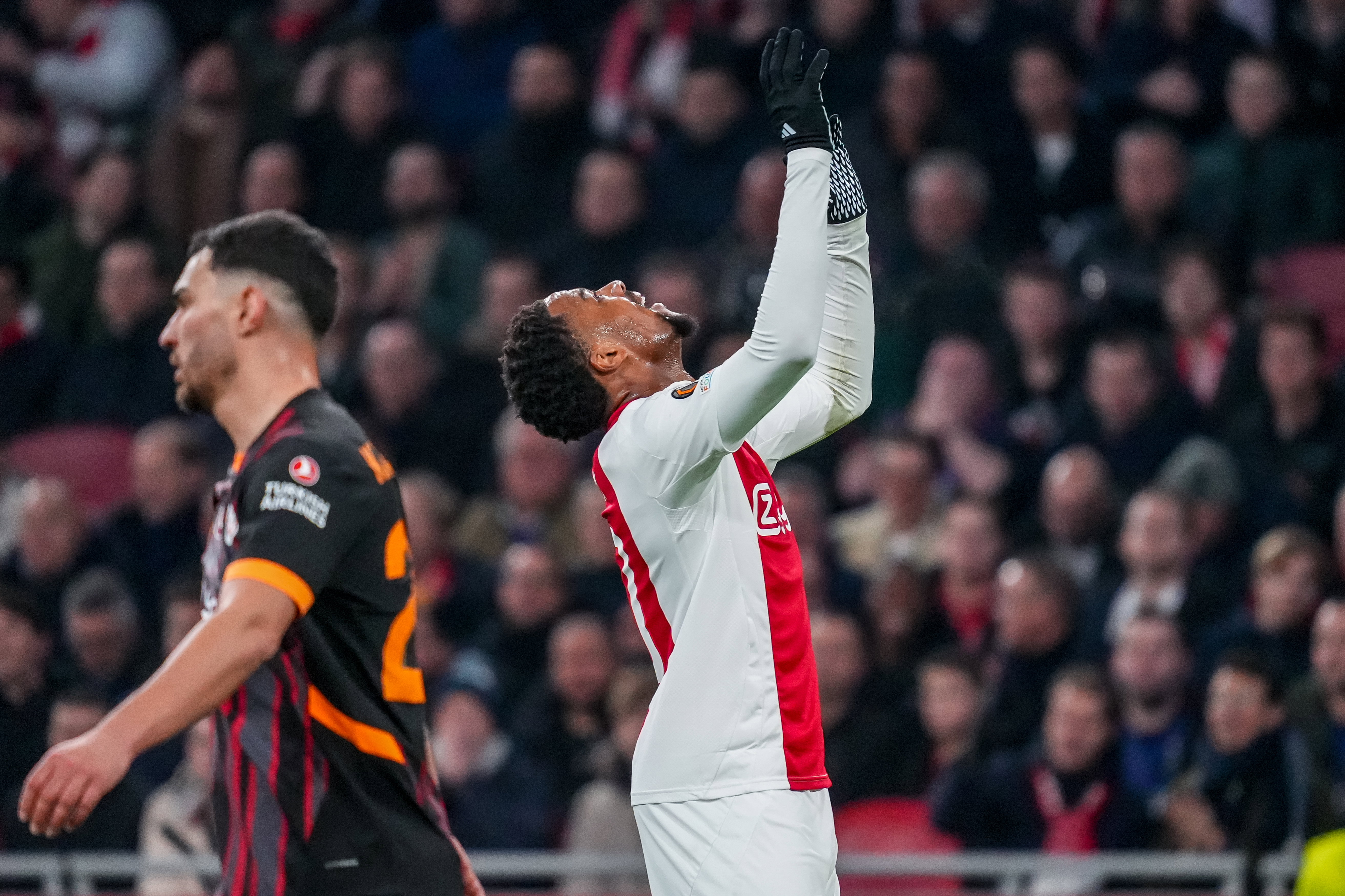 Chuba Akpom baalt