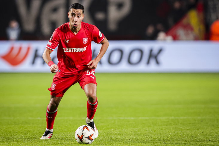 Anass Salah-Eddine aan de bal