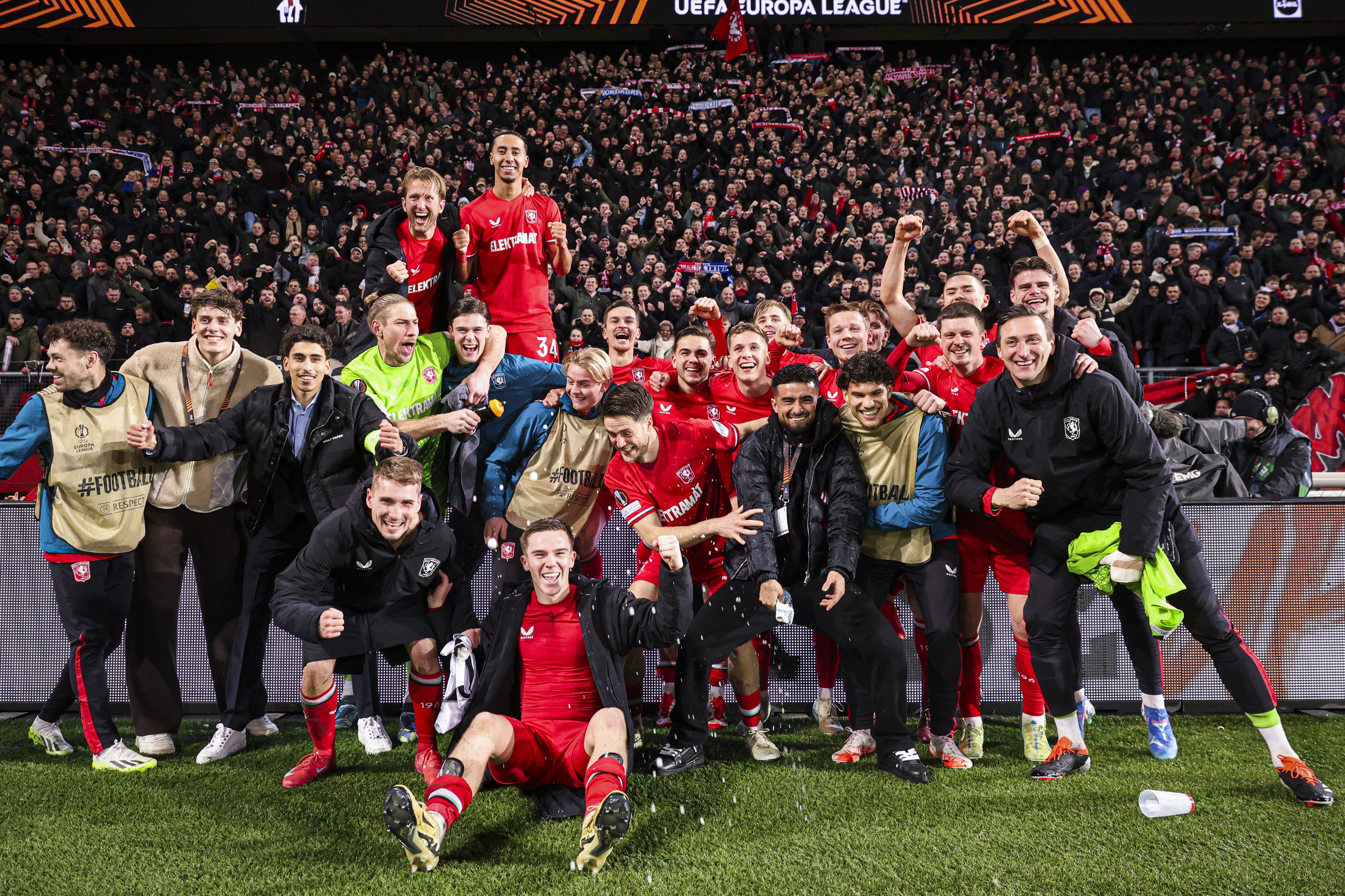 FC Twente juicht met de fans