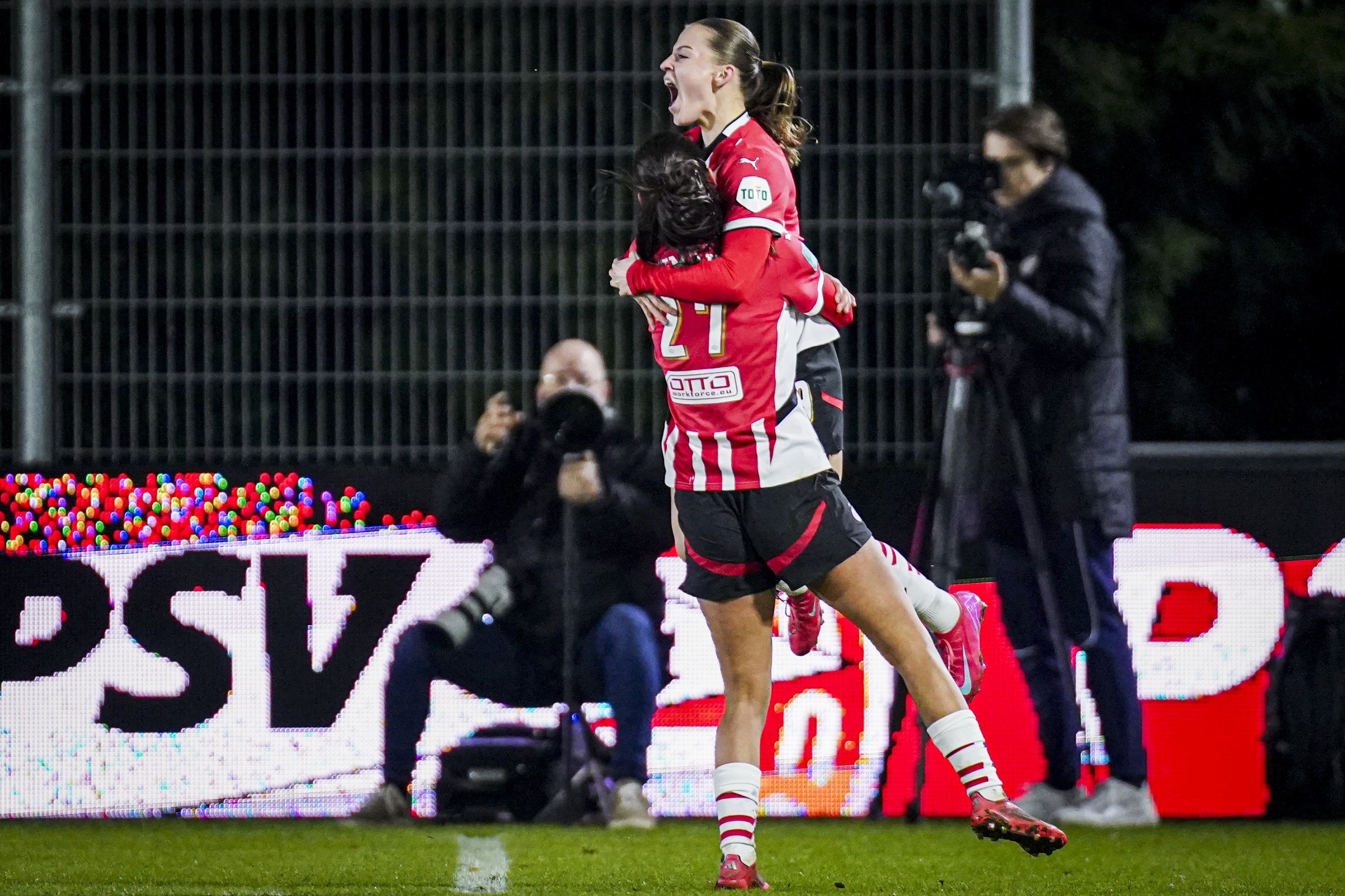 Fleur Stoit en Riola Xhemaili juichen
