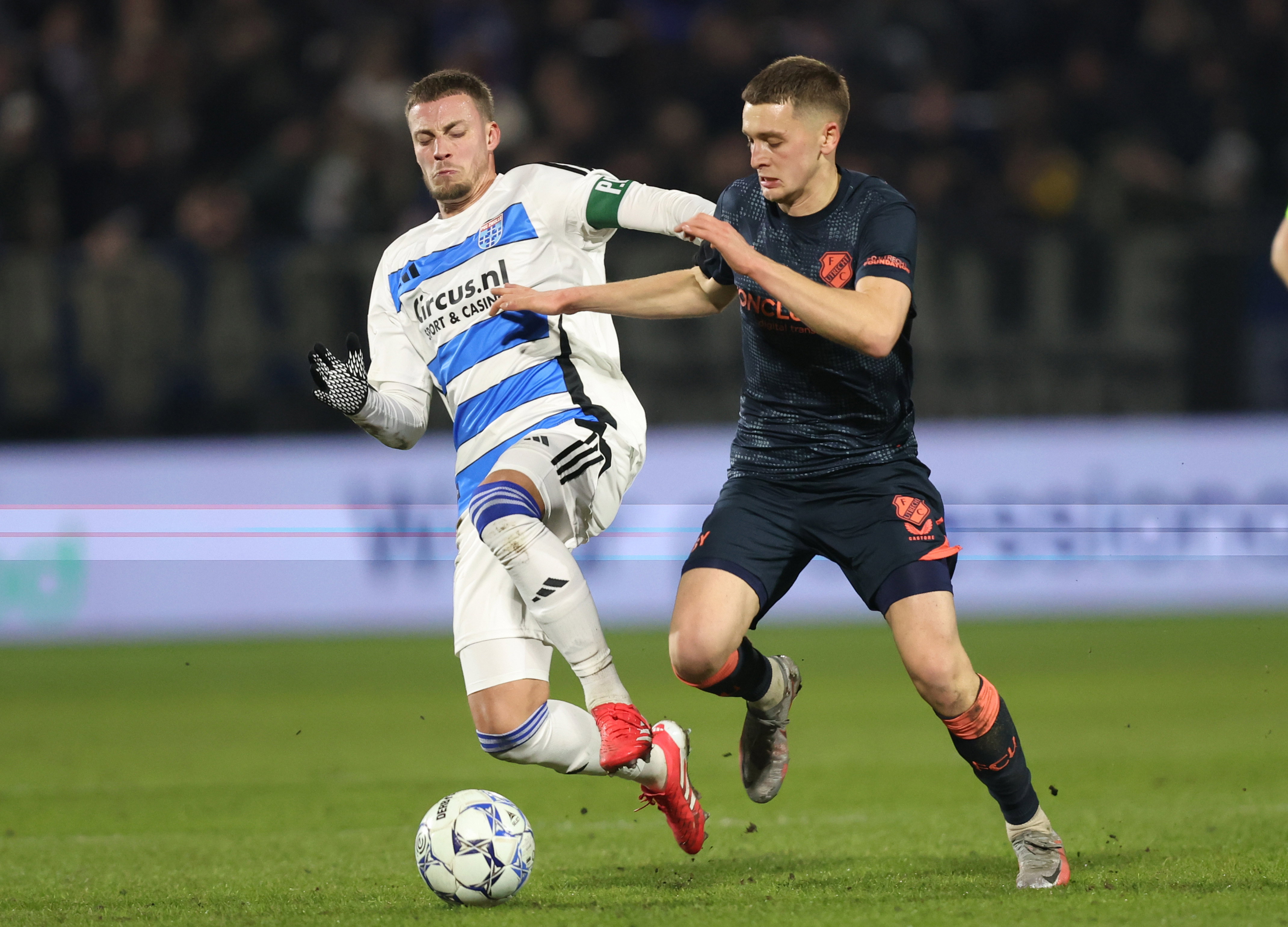 Oscar Fraulo (FC Utrecht) in het duel met PEC Zwolle
