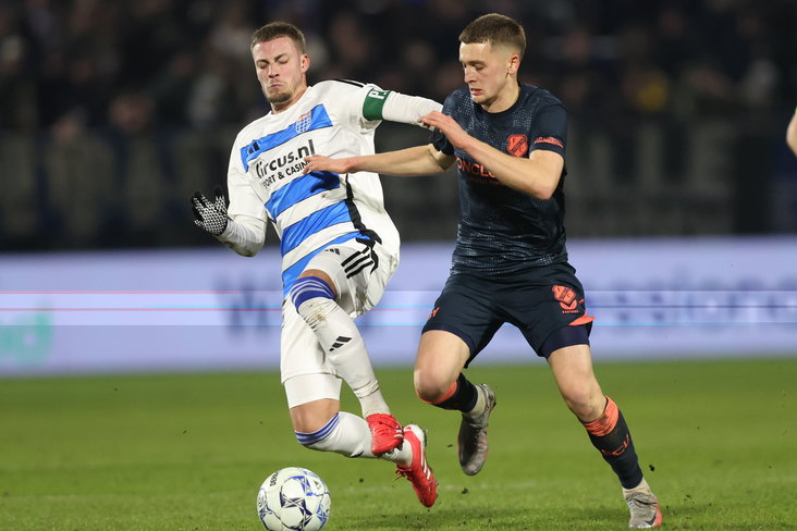 Oscar Fraulo (FC Utrecht) in het duel met PEC Zwolle