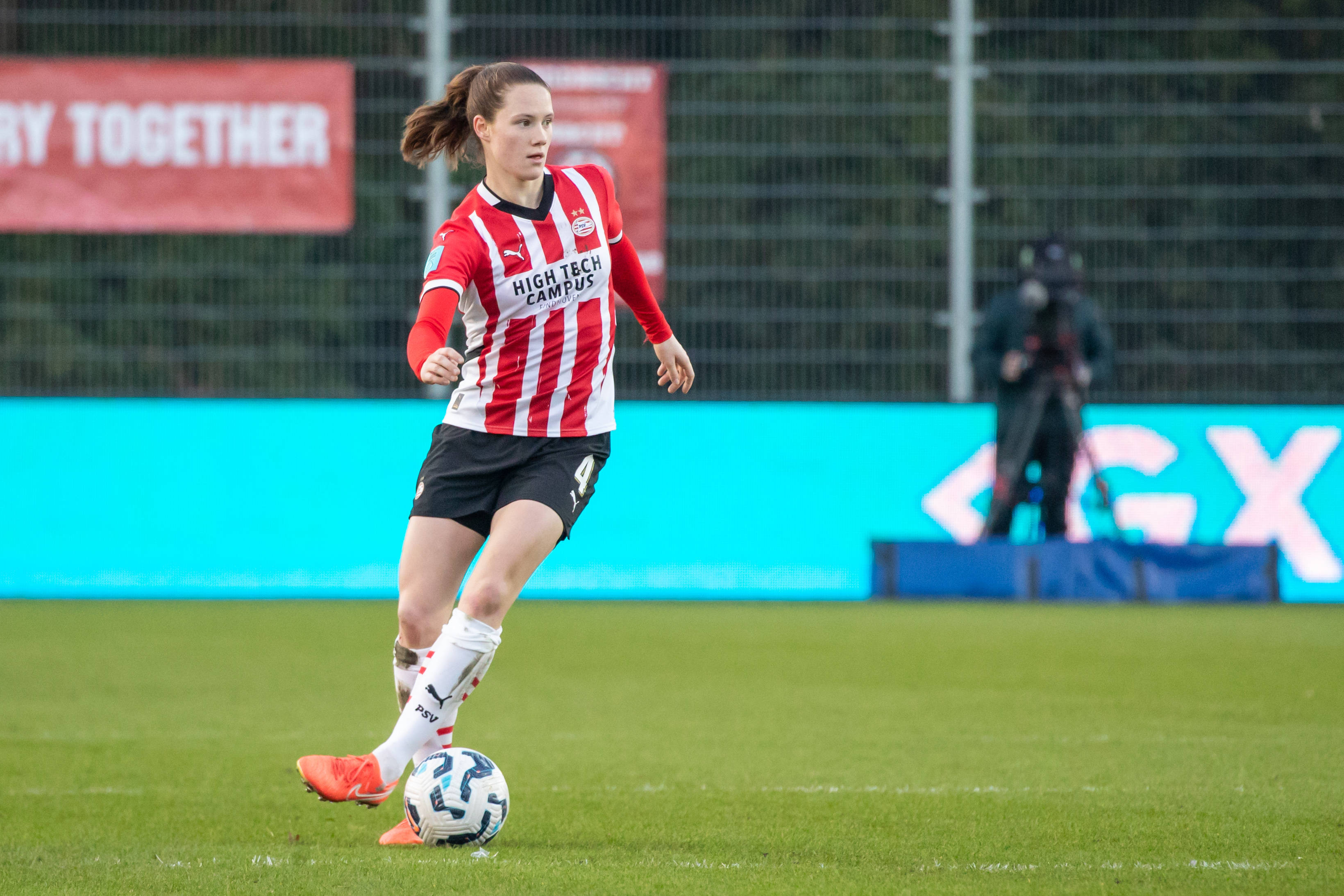 Veerle Buurman aan de bal namens PSV