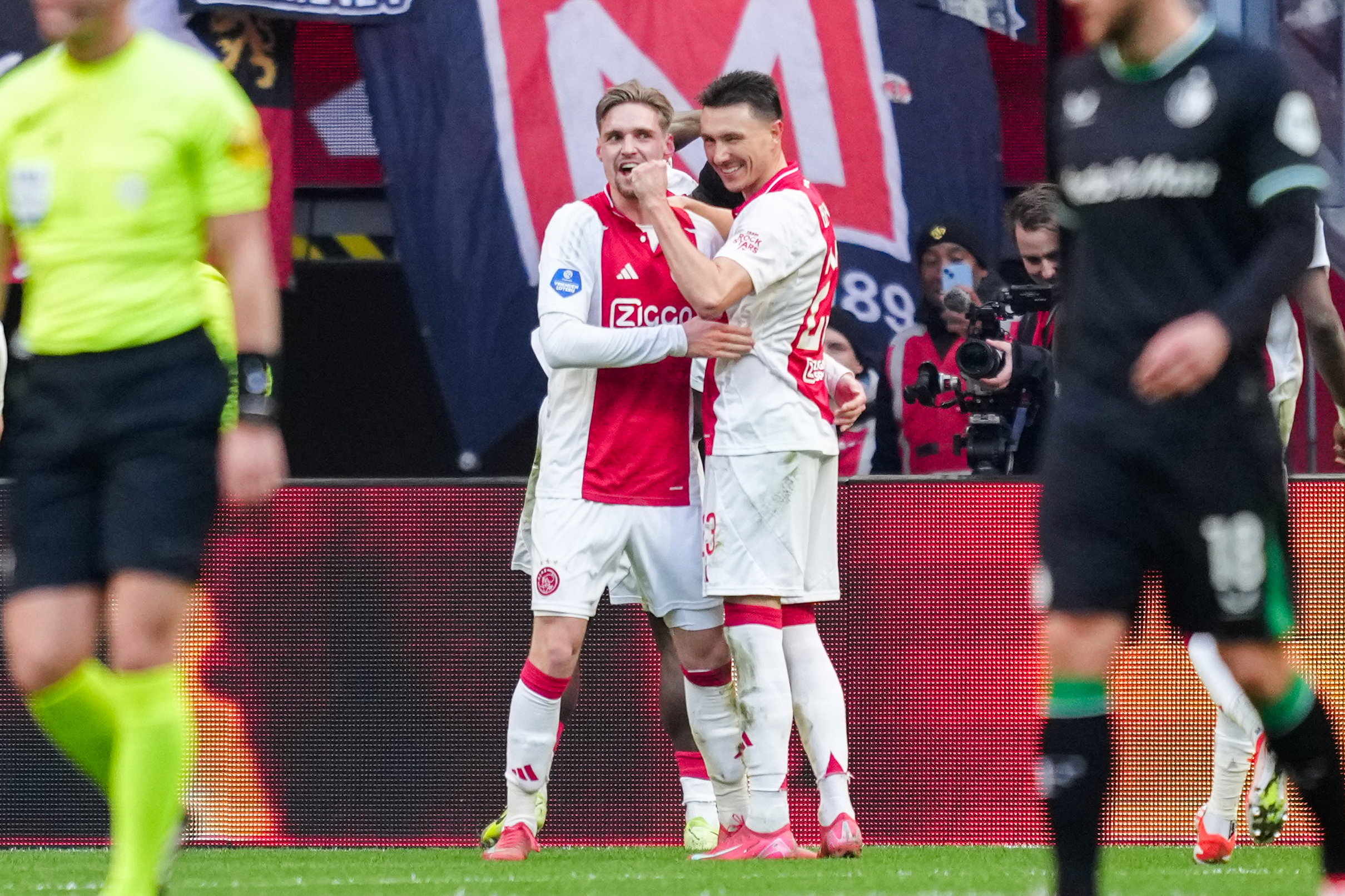 Ajax juicht