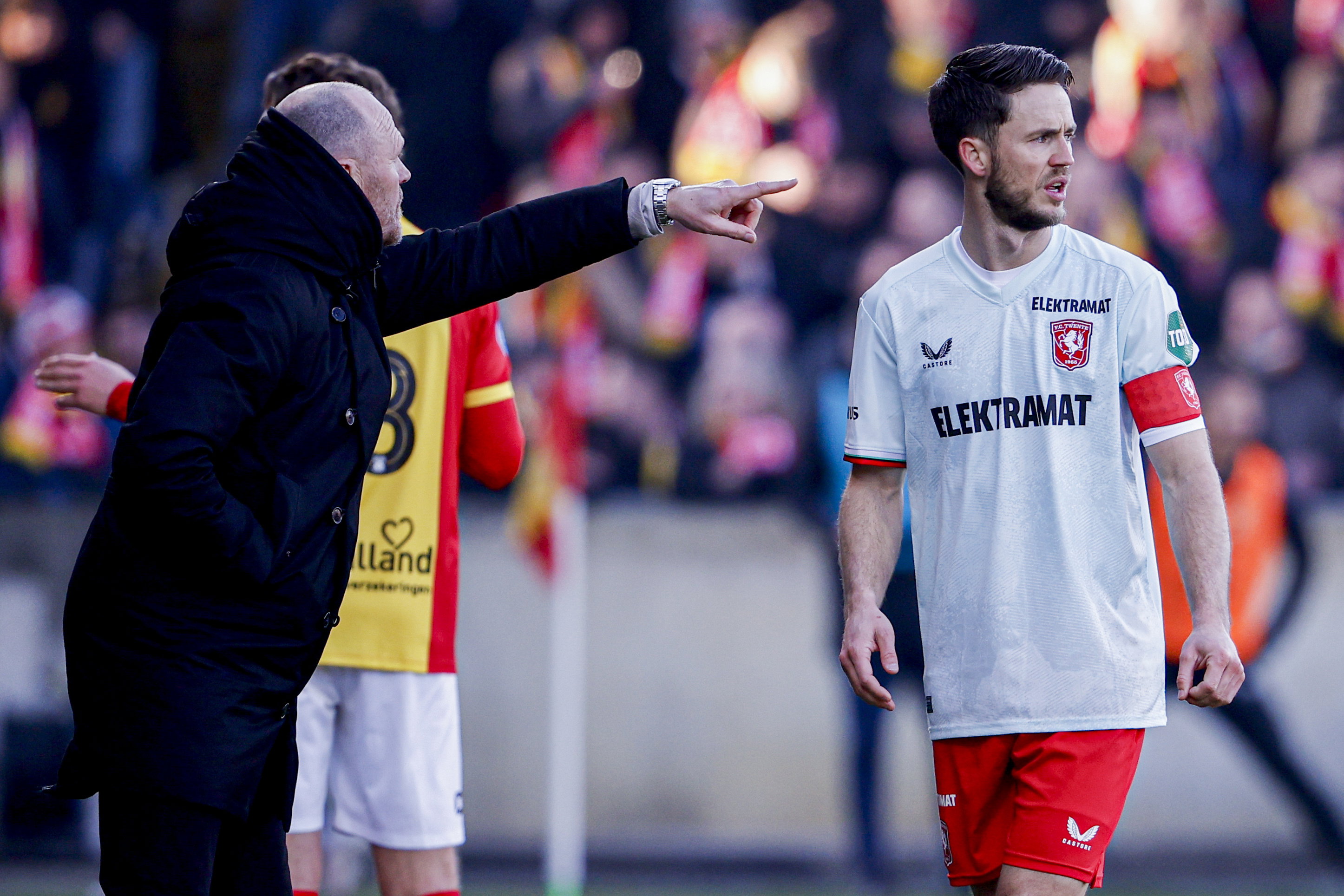 Ricky van Wolfswinkel krijgt instructies van Joseph Oosting