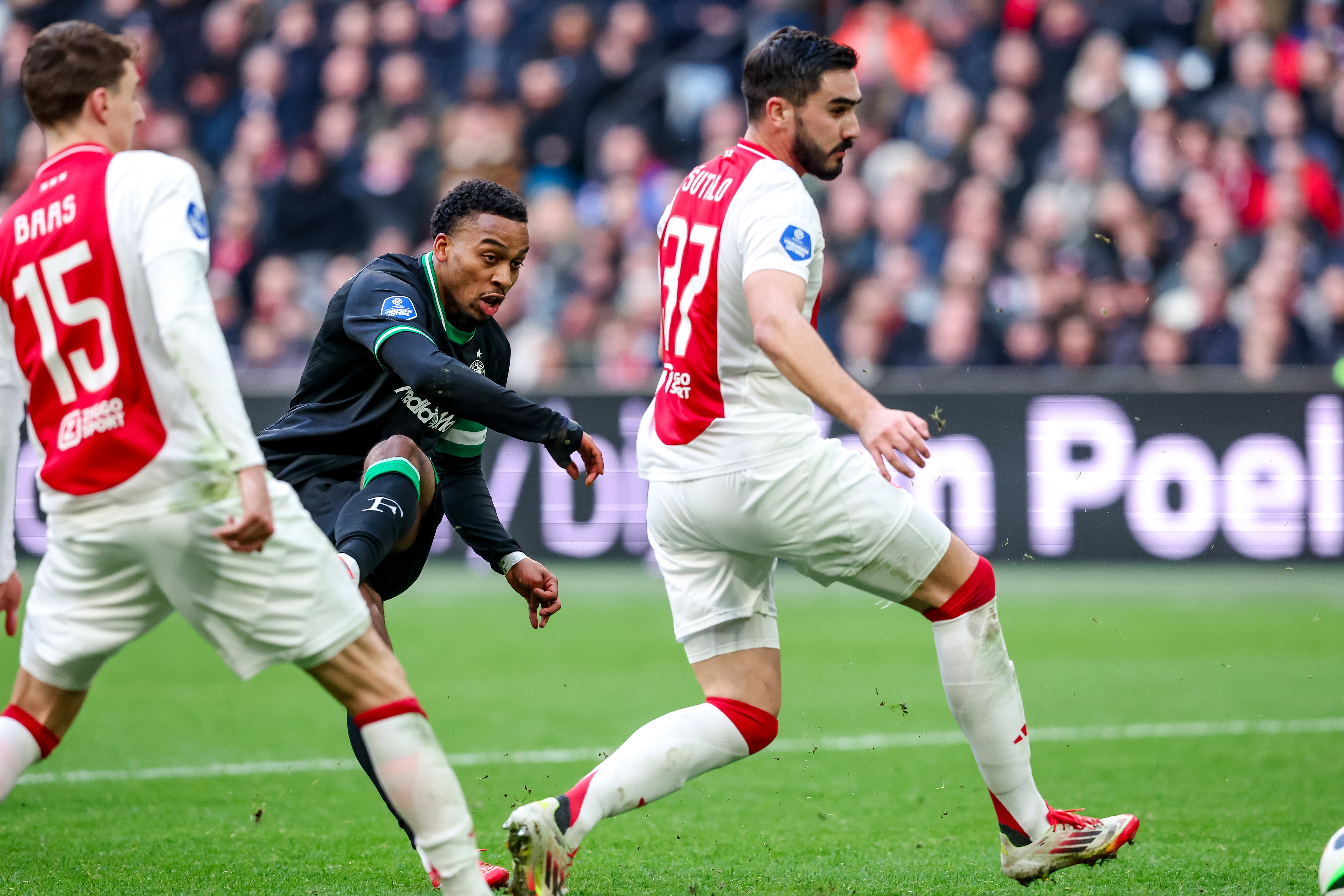 Quinten Timber schiet binnen tegen Ajax