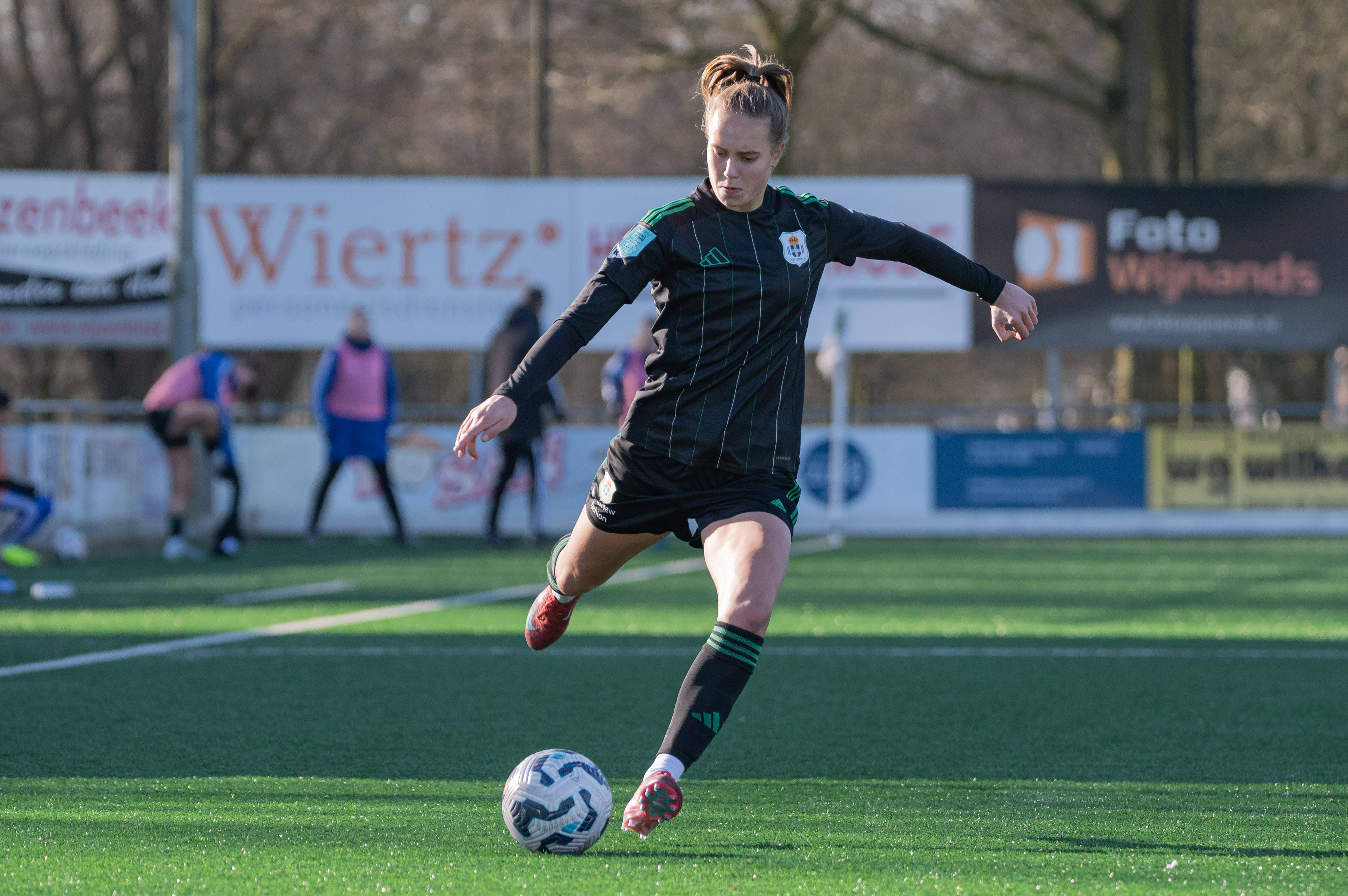 Sterre Kroezen aan de bal namens PEC Zwolle