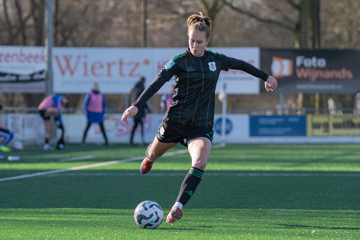 Sterre Kroezen aan de bal namens PEC Zwolle