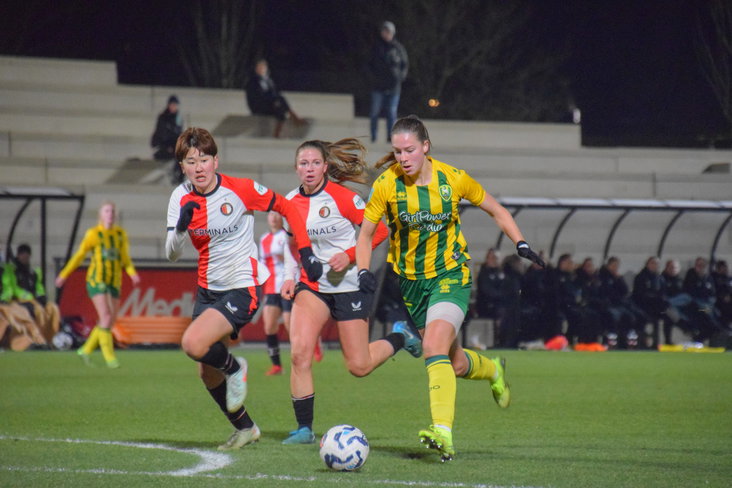 Jill van den Ende (ADO Den Haag) in duel met Feyenoord