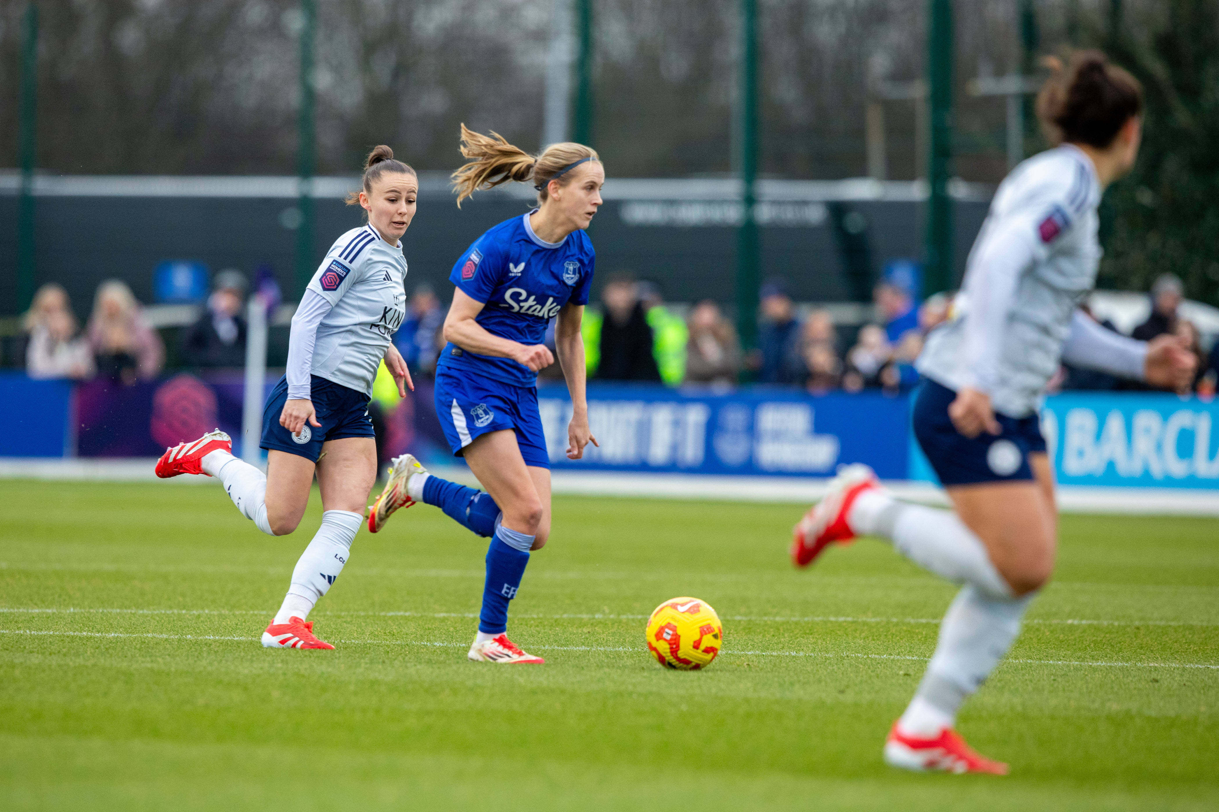 Katja Snoeijs aan de bal namens Everton