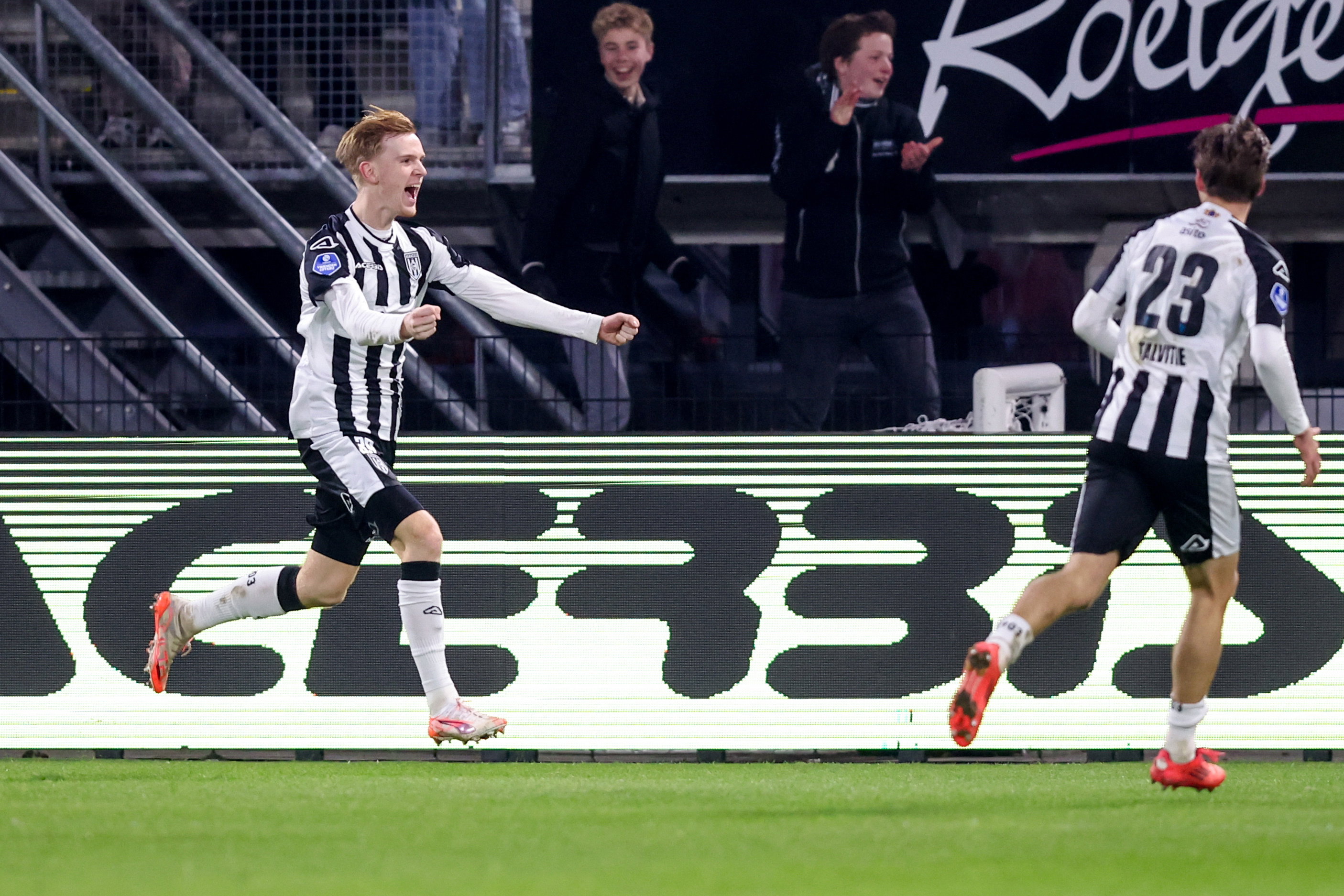 Mats Rots juicht na zijn goal tegen FC Utrecht