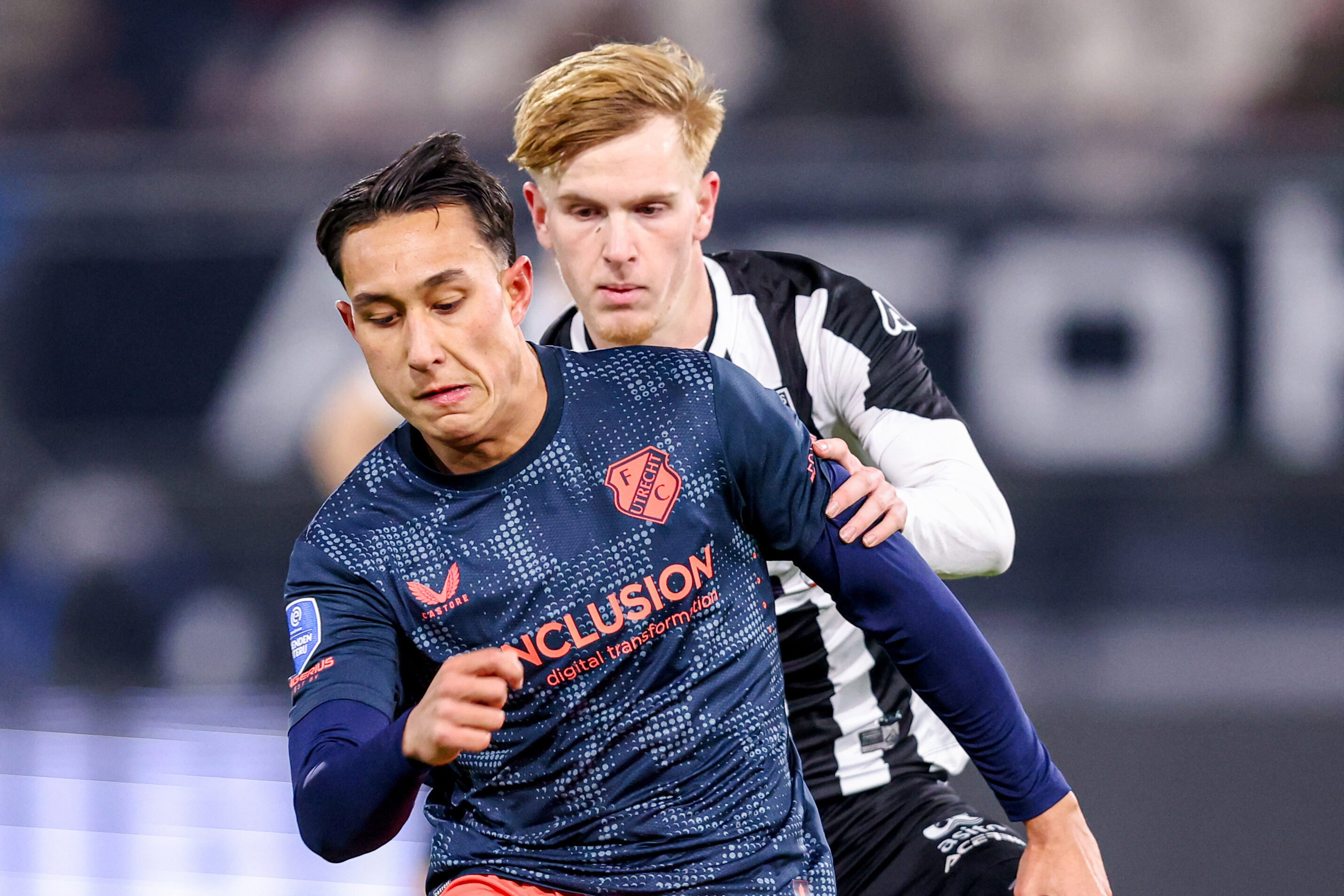 Miliano Jonathans (FC Utrecht) en Mats Rots (Heracles Almelo) in duel