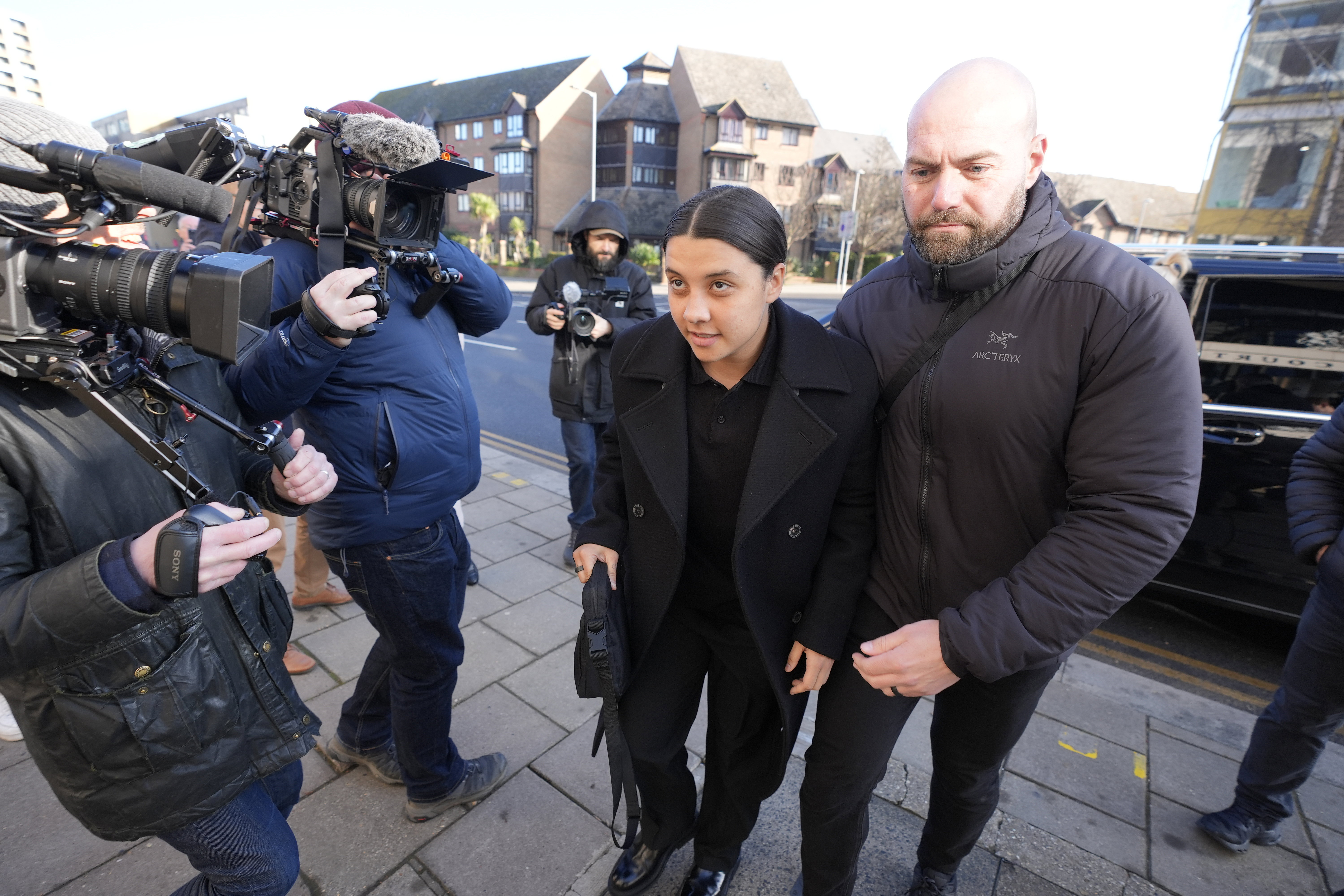 Sam Kerr arriveert bij de rechtbank