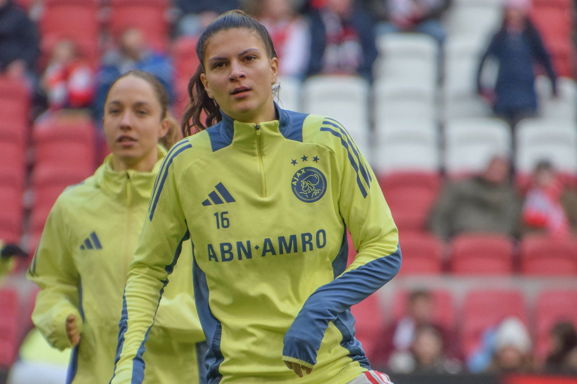 Danique Noordman tijdens de warming-up van Ajax