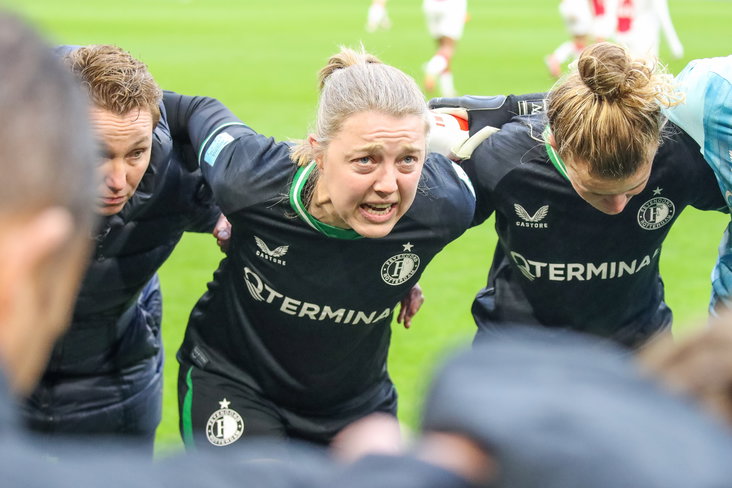 Maruschka Waldus spreekt de speelsters van Feyenoord toe